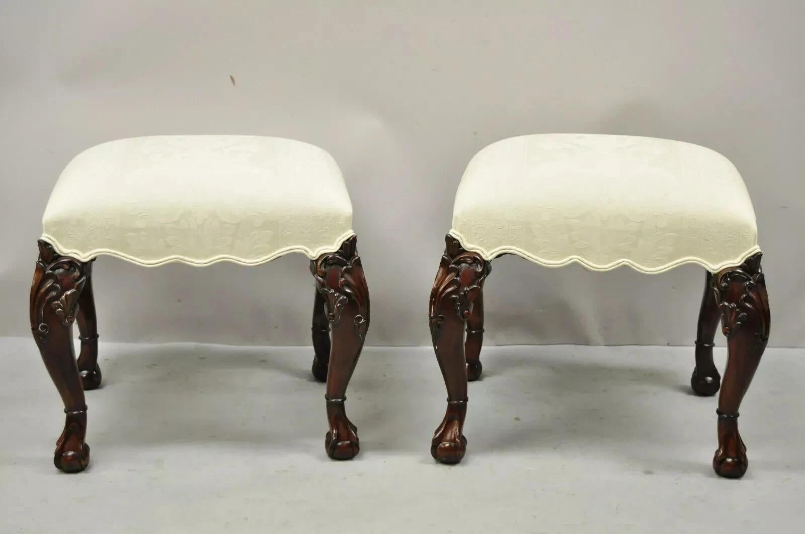 Sgabelli georgiani inglesi in stile Chippendale in mogano intagliato Ball and Ball - Coppia. L'articolo presenta un'imbottitura damascata color crema, una gonna a forma di smerlo, una struttura in legno massiccio, bellissime venature del legno,