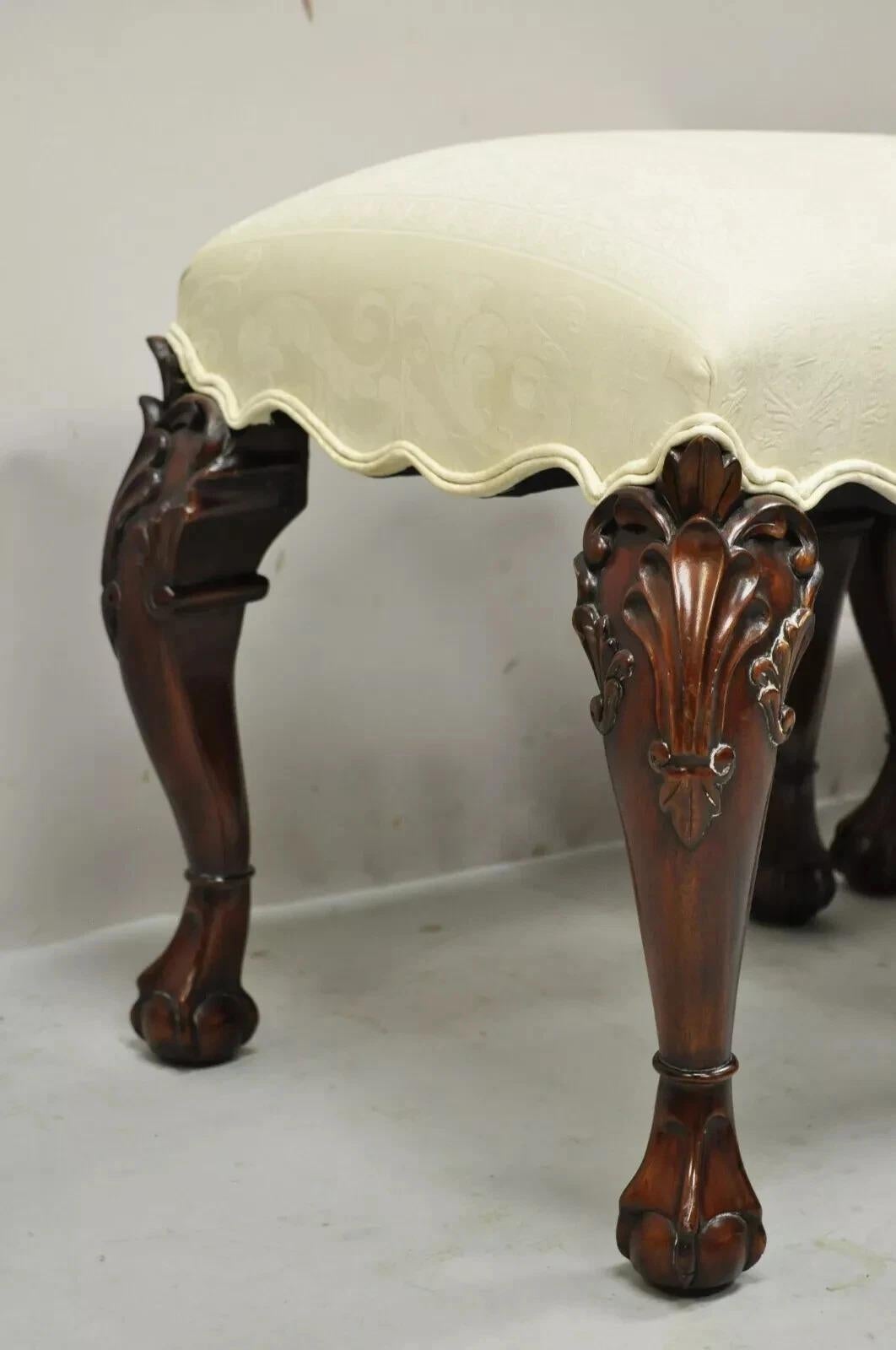 Georgiano Sgabelli georgiani inglesi in stile Chippendale in mogano intagliato con Ball and Claw - Coppia in vendita