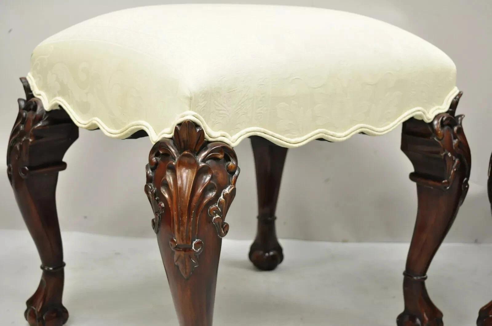 Sconosciuto Sgabelli georgiani inglesi in stile Chippendale in mogano intagliato con Ball and Claw - Coppia in vendita
