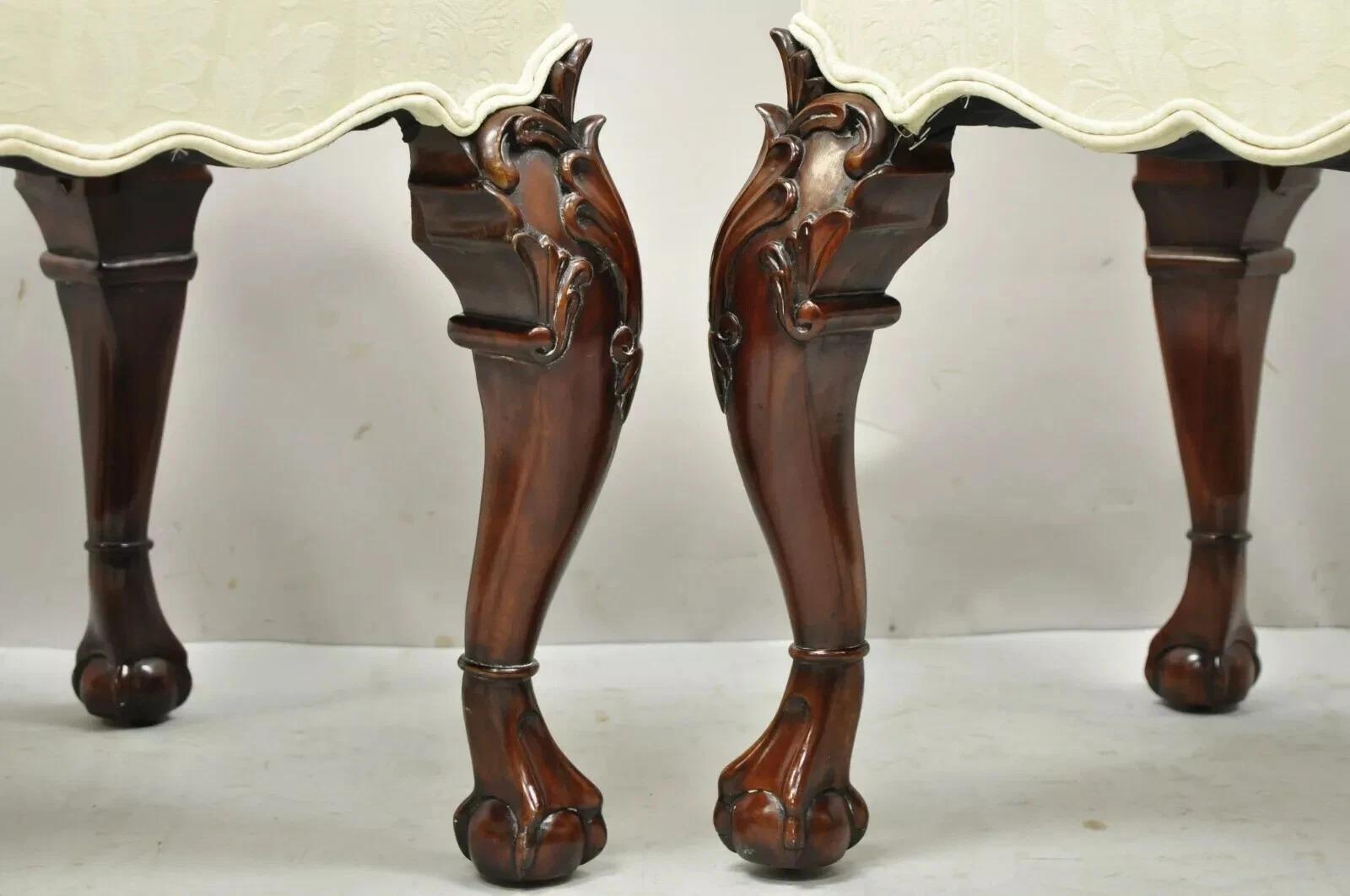 Sgabelli georgiani inglesi in stile Chippendale in mogano intagliato con Ball and Claw - Coppia In condizioni buone in vendita a Philadelphia, PA