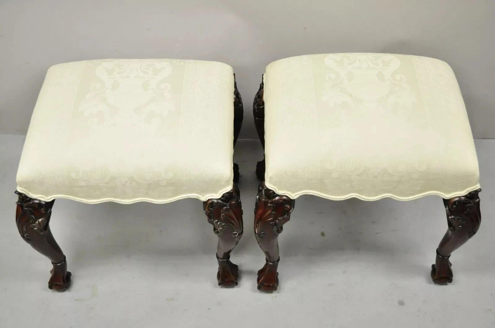 XX secolo Sgabelli georgiani inglesi in stile Chippendale in mogano intagliato con Ball and Claw - Coppia in vendita