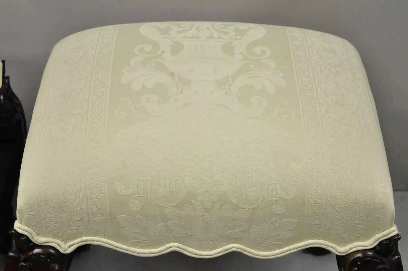 Tessuto Sgabelli georgiani inglesi in stile Chippendale in mogano intagliato con Ball and Claw - Coppia in vendita