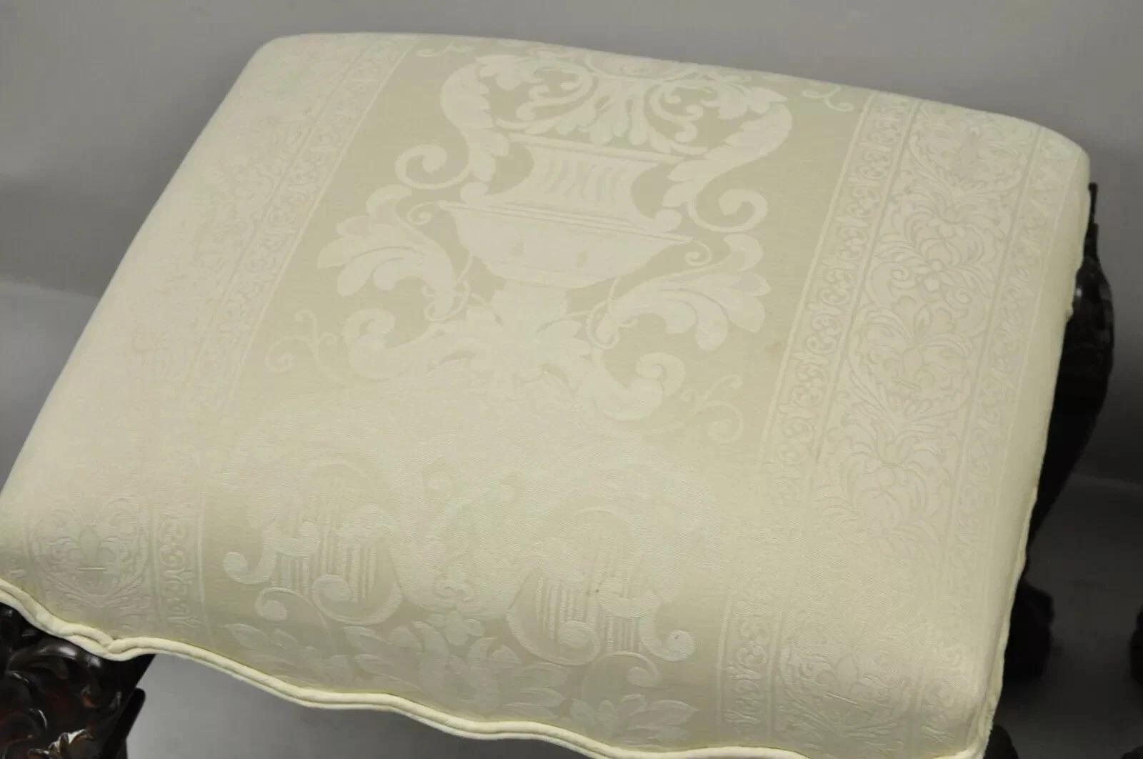 Sgabelli georgiani inglesi in stile Chippendale in mogano intagliato con Ball and Claw - Coppia in vendita 1