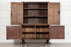 Armario inglés georgiano de pino veteado para el servicio doméstico