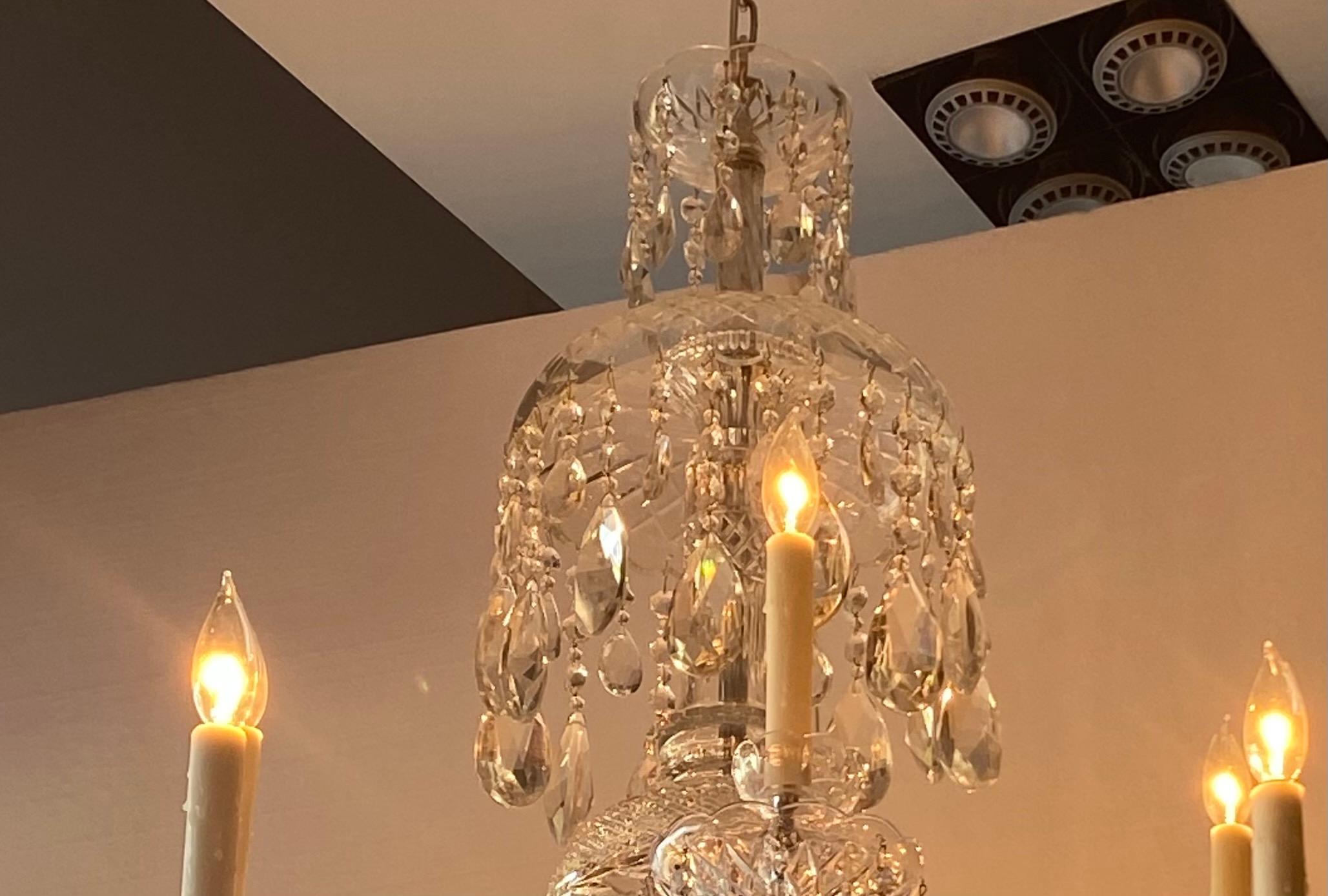 Lampadario inglese georgiano, vestito con cristalli kite e mezza pera. Il vapore centrale è in cristallo tedesco tagliato.
Lampadario a 12 luci con 6 candele in resina da 6 pollici.
