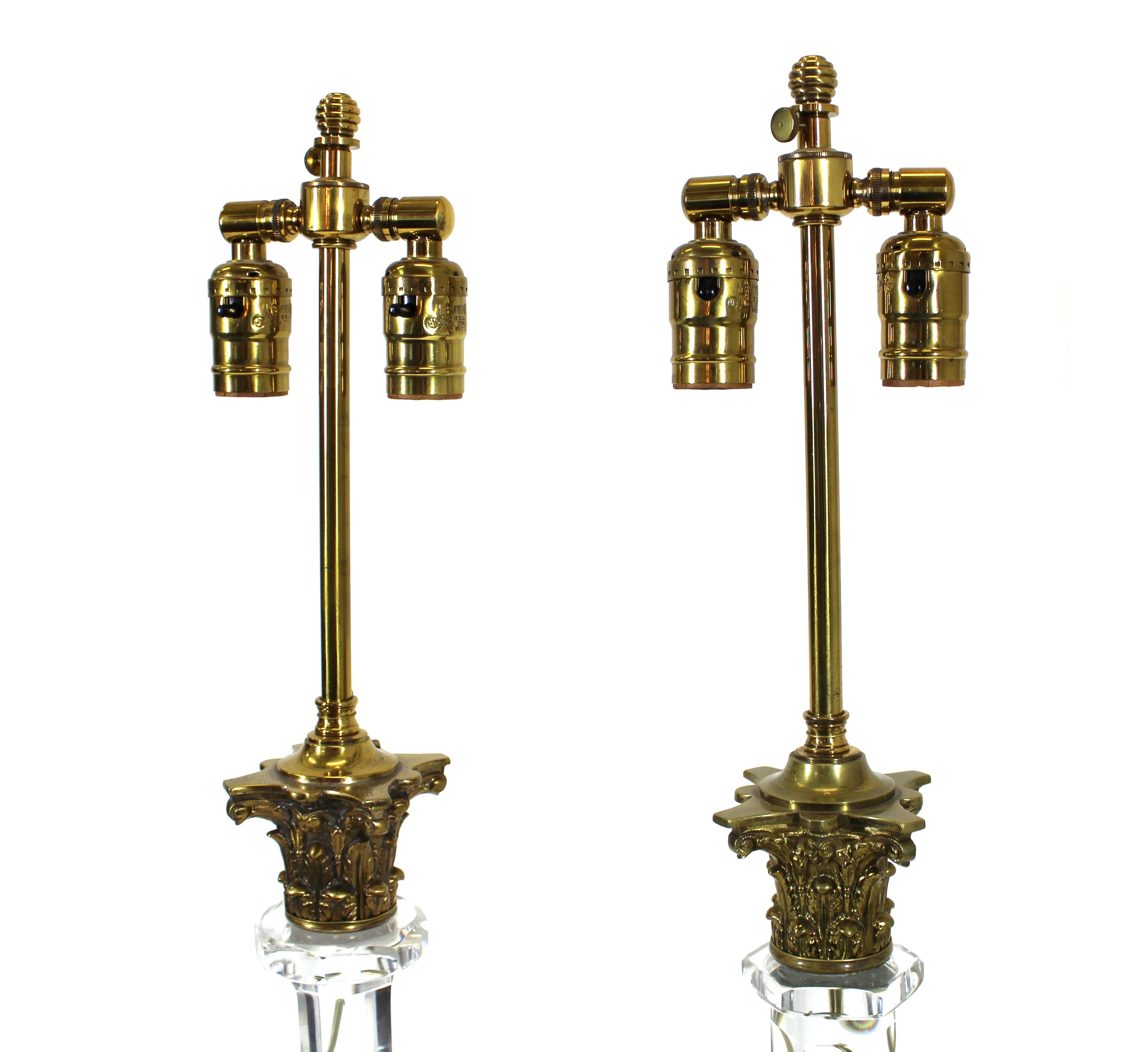 English Georgian pair of table lamps in heavy cut glass with bronze Corinthian capitals, late 19th century.