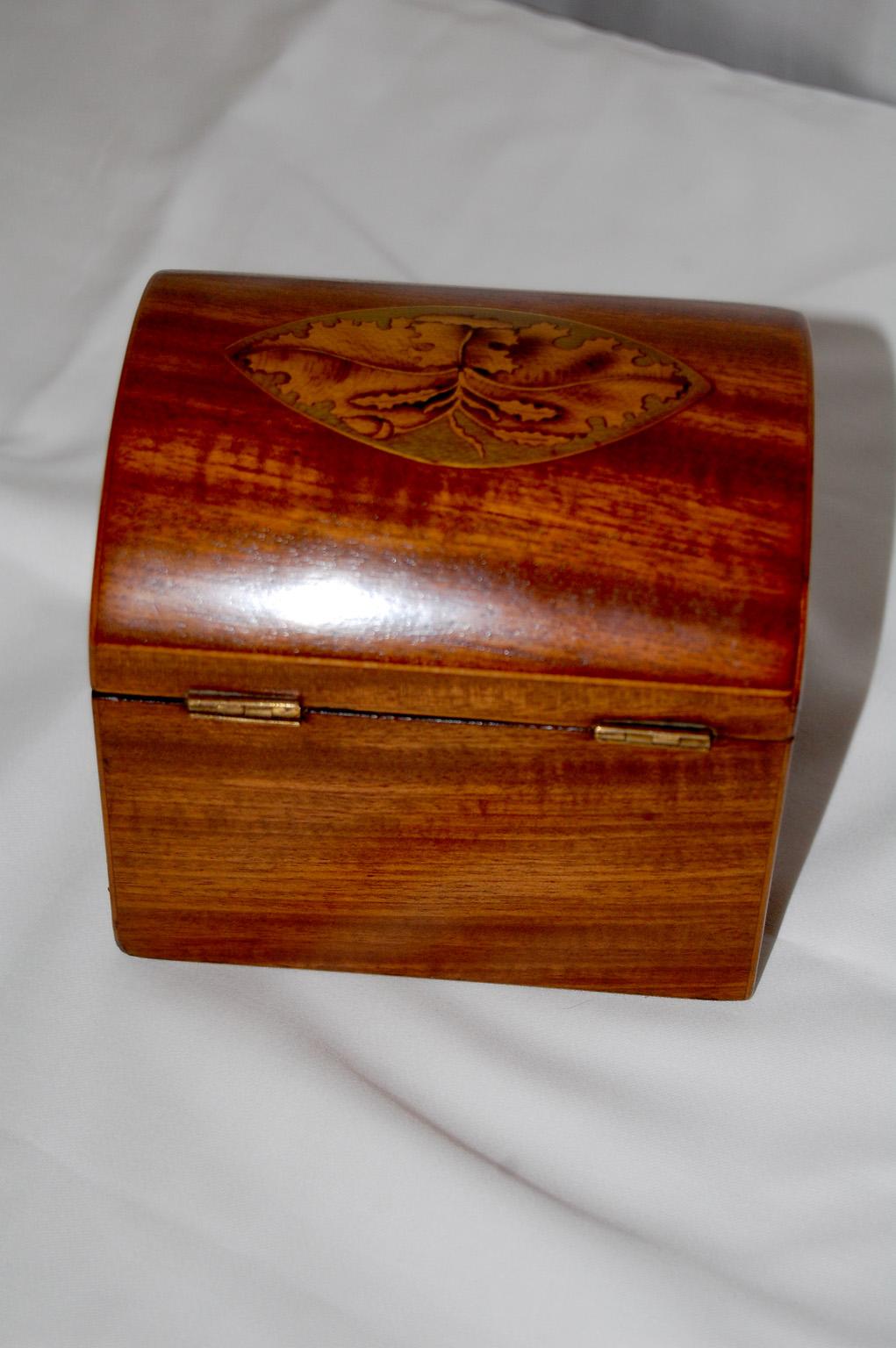 English Georgian Domed Top Mahogany Tea Caddy with Oak Leaf and Acorn Inlay In Good Condition In Wells, ME