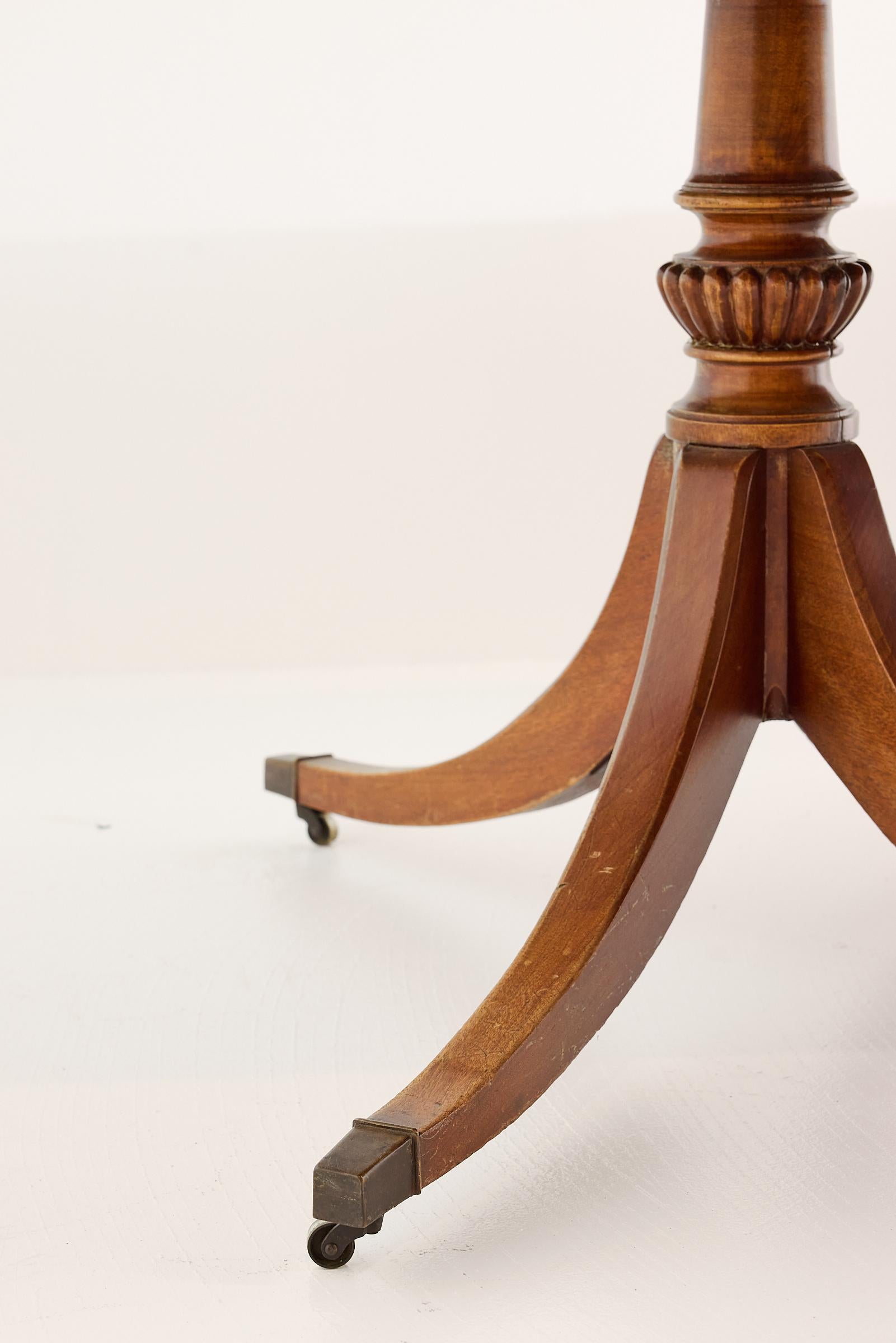 Table de salle à manger géorgienne anglaise à double piédestal extensible, 66 à 105 pouces de long en vente 4