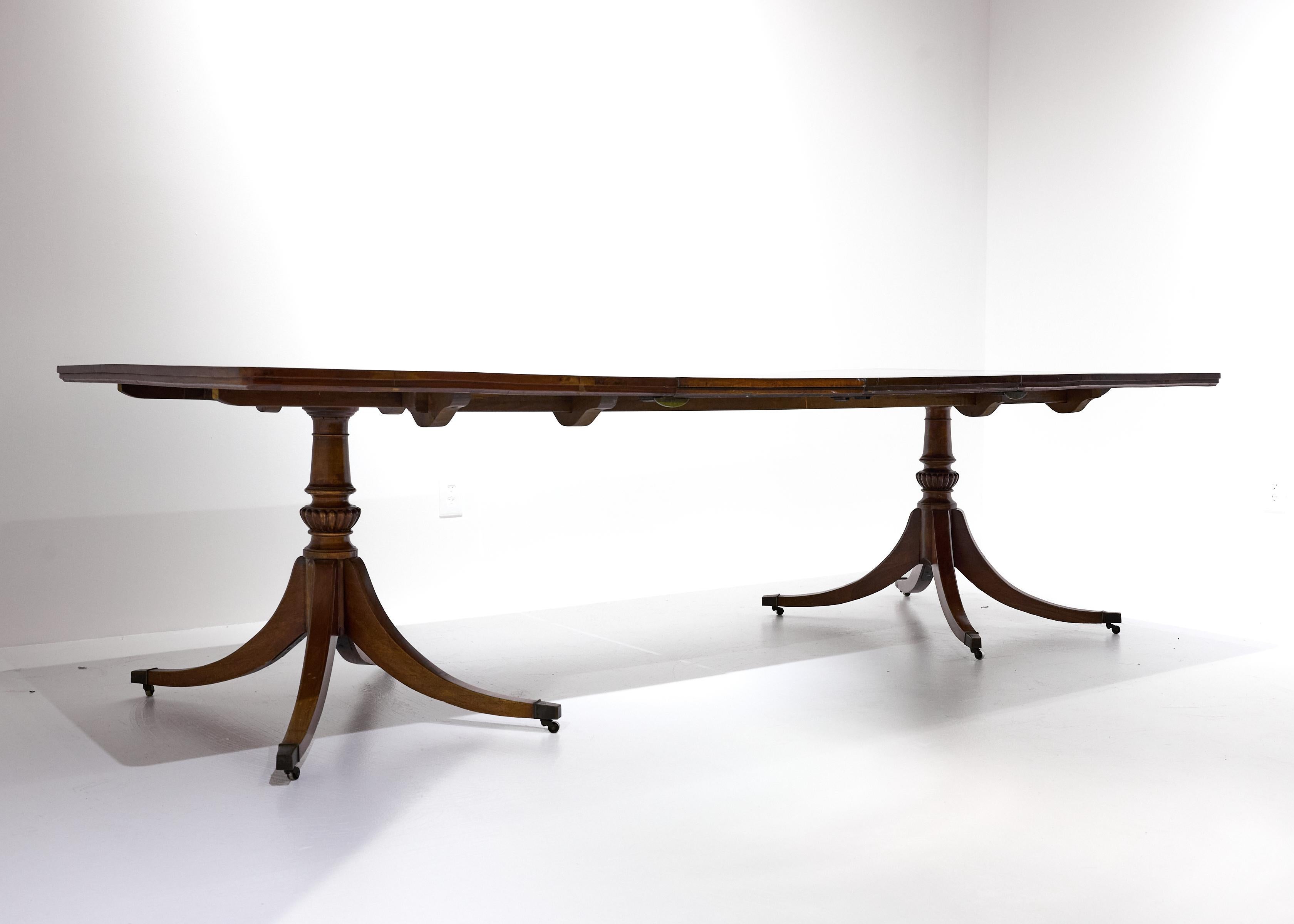 Georgien Table de salle à manger géorgienne anglaise à double piédestal extensible, 66 à 105 pouces de long en vente