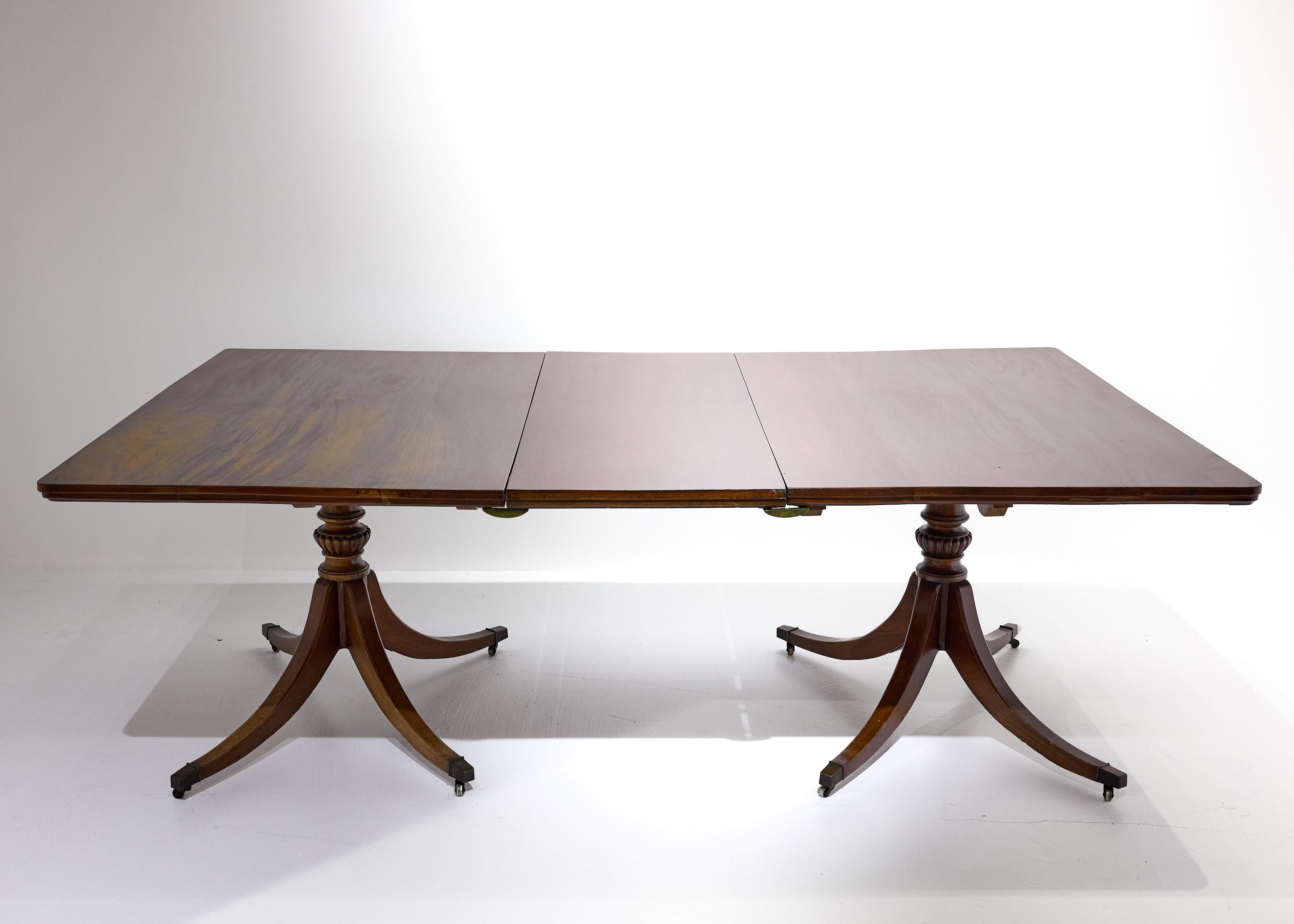 Anglais Table de salle à manger géorgienne anglaise à double piédestal extensible, 66 à 105 pouces de long en vente