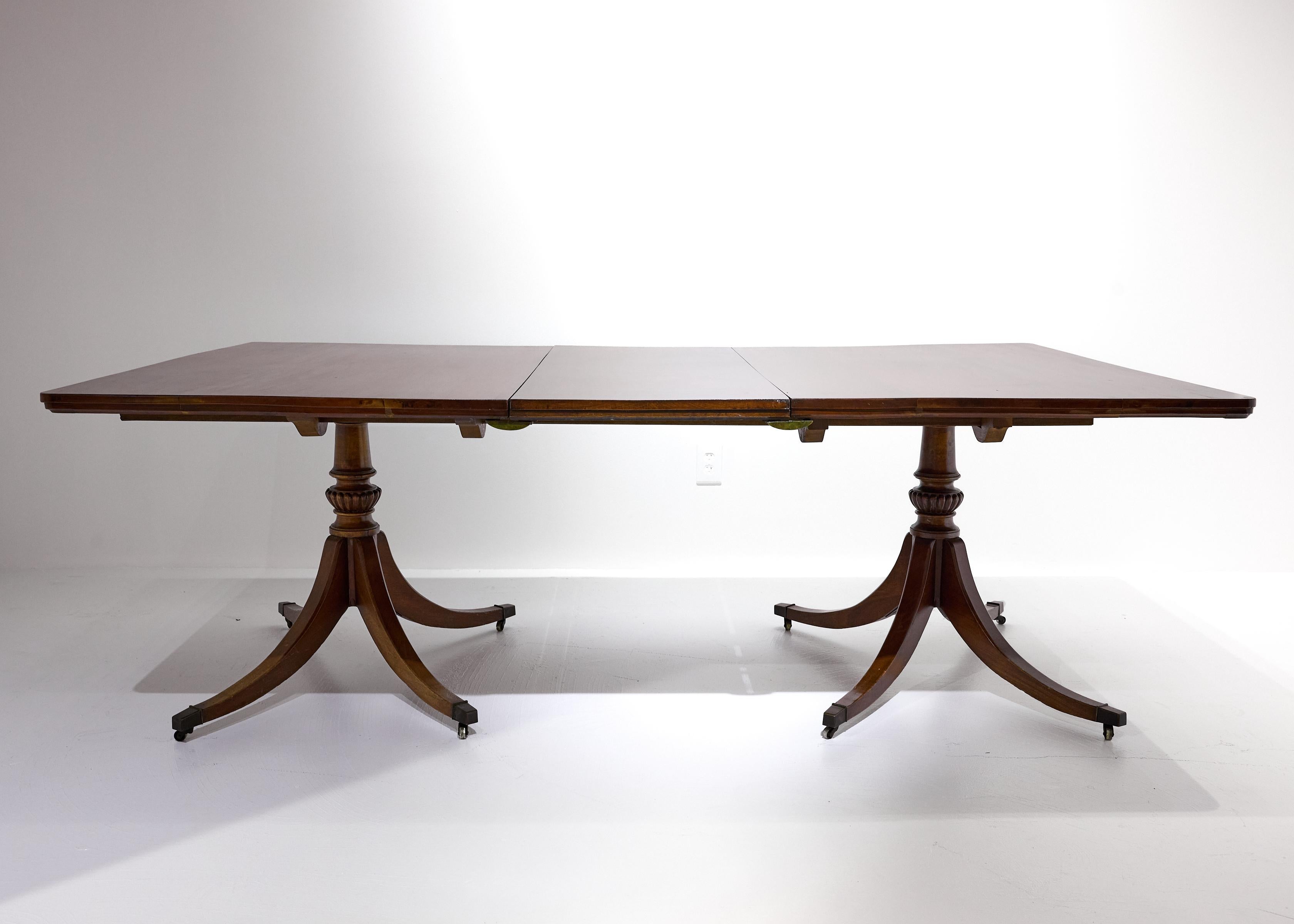 Table de salle à manger géorgienne anglaise à double piédestal extensible, 66 à 105 pouces de long Bon état - En vente à Atlanta, GA