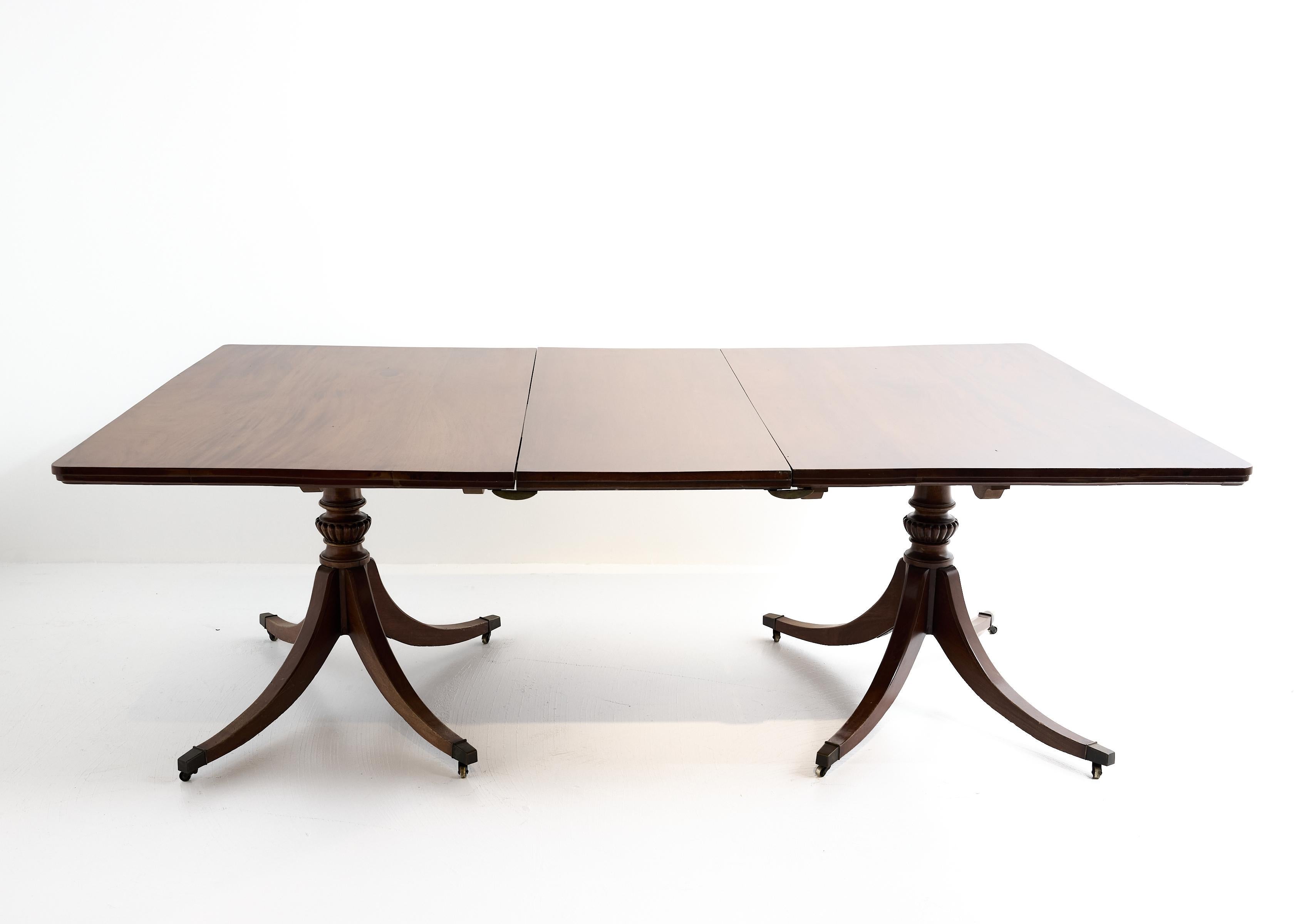 20ième siècle Table de salle à manger géorgienne anglaise à double piédestal extensible, 66 à 105 pouces de long en vente