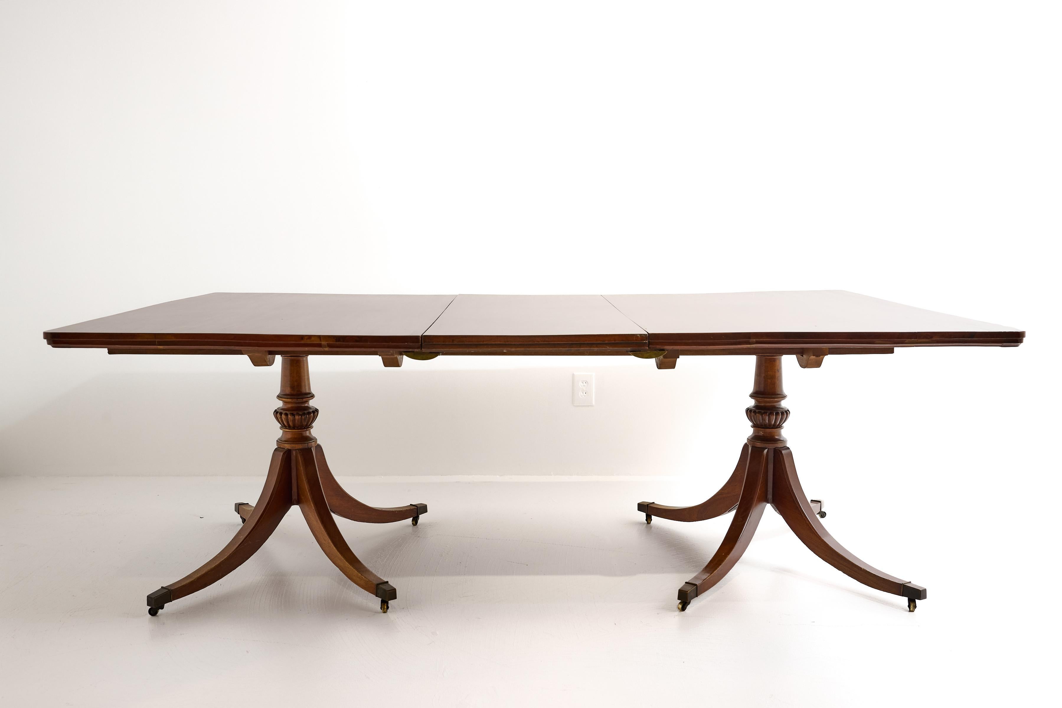 Acajou Table de salle à manger géorgienne anglaise à double piédestal extensible, 66 à 105 pouces de long en vente