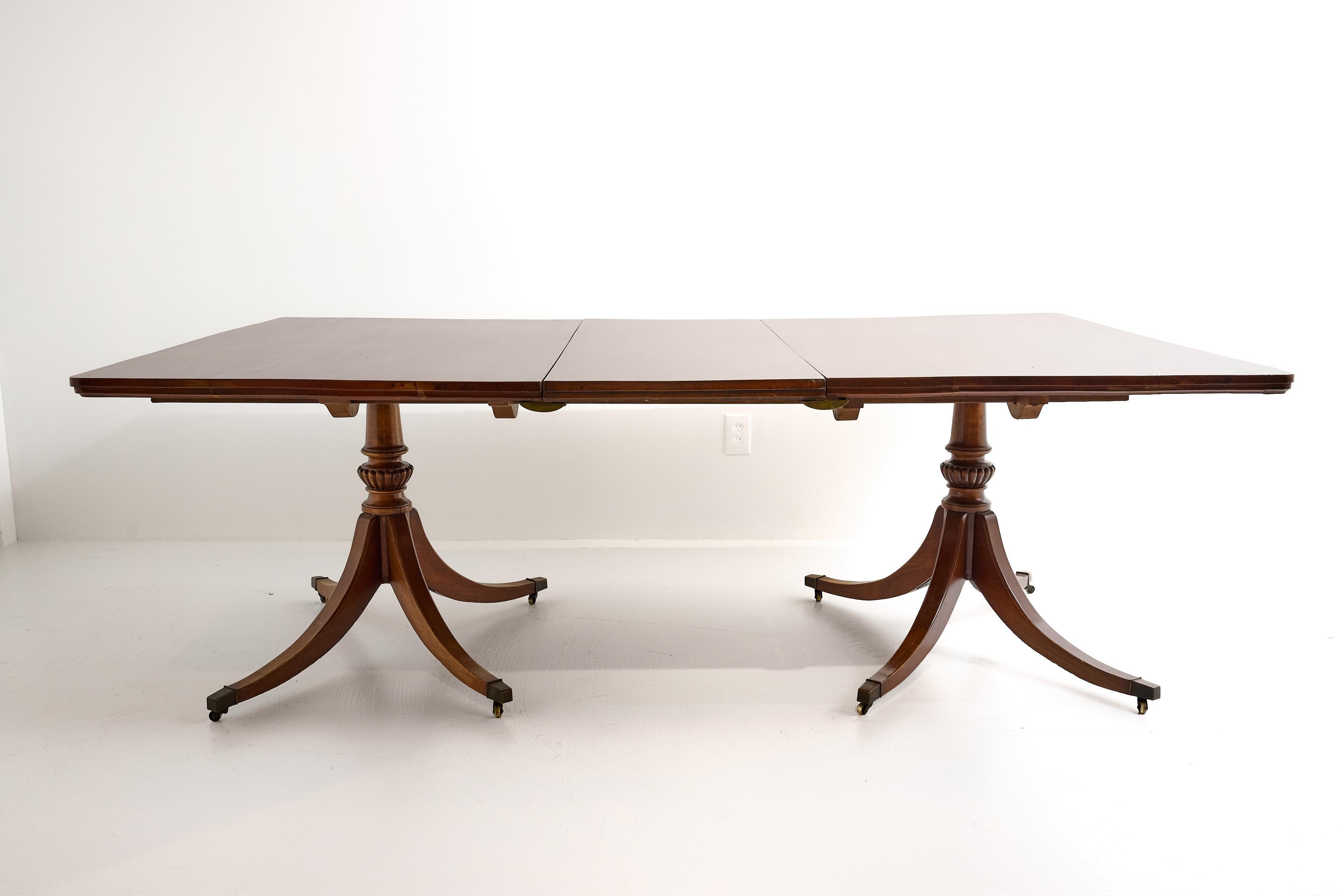 Table de salle à manger géorgienne anglaise à double piédestal extensible, 66 à 105 pouces de long en vente 1