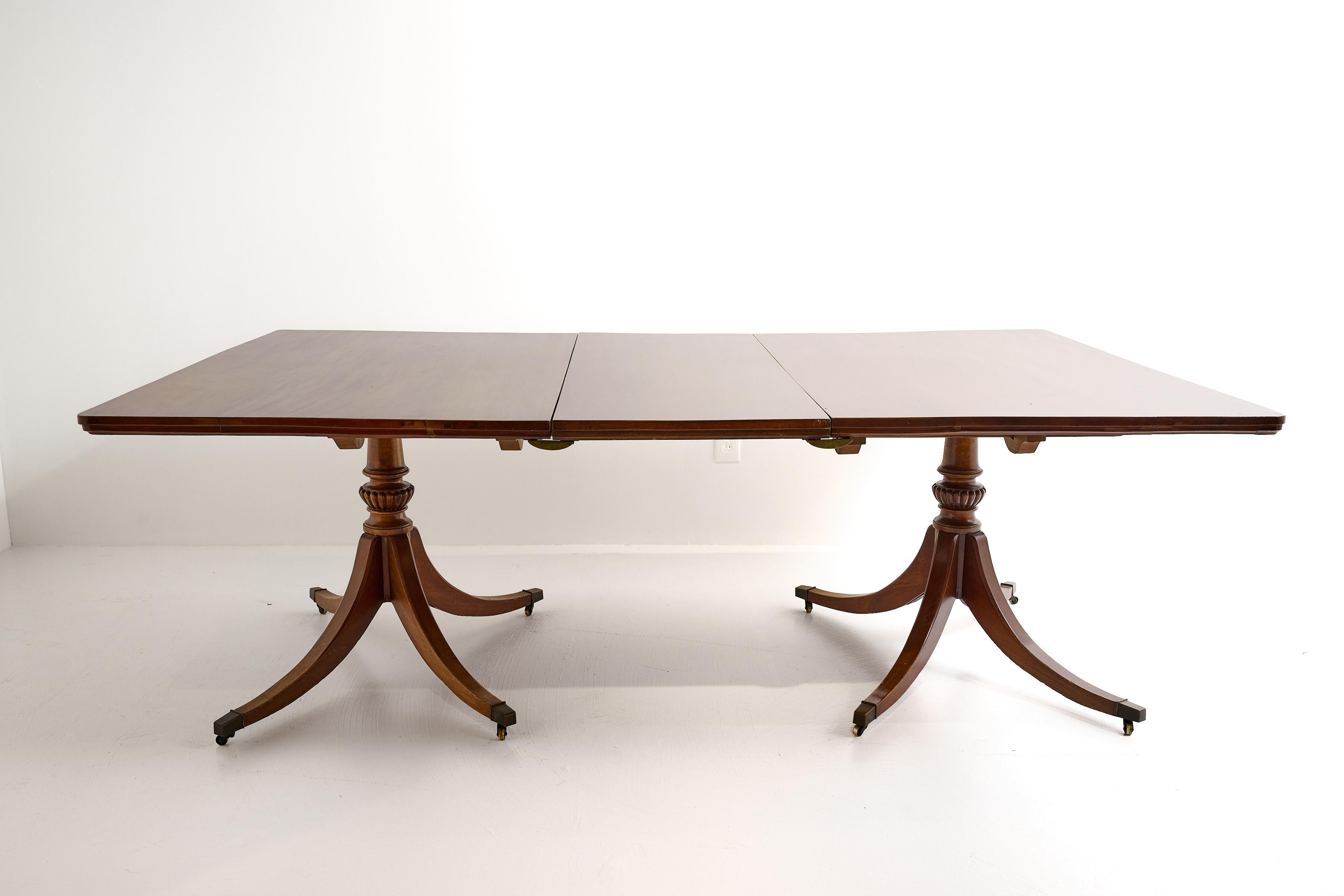 Table de salle à manger géorgienne anglaise à double piédestal extensible, 66 à 105 pouces de long en vente 2