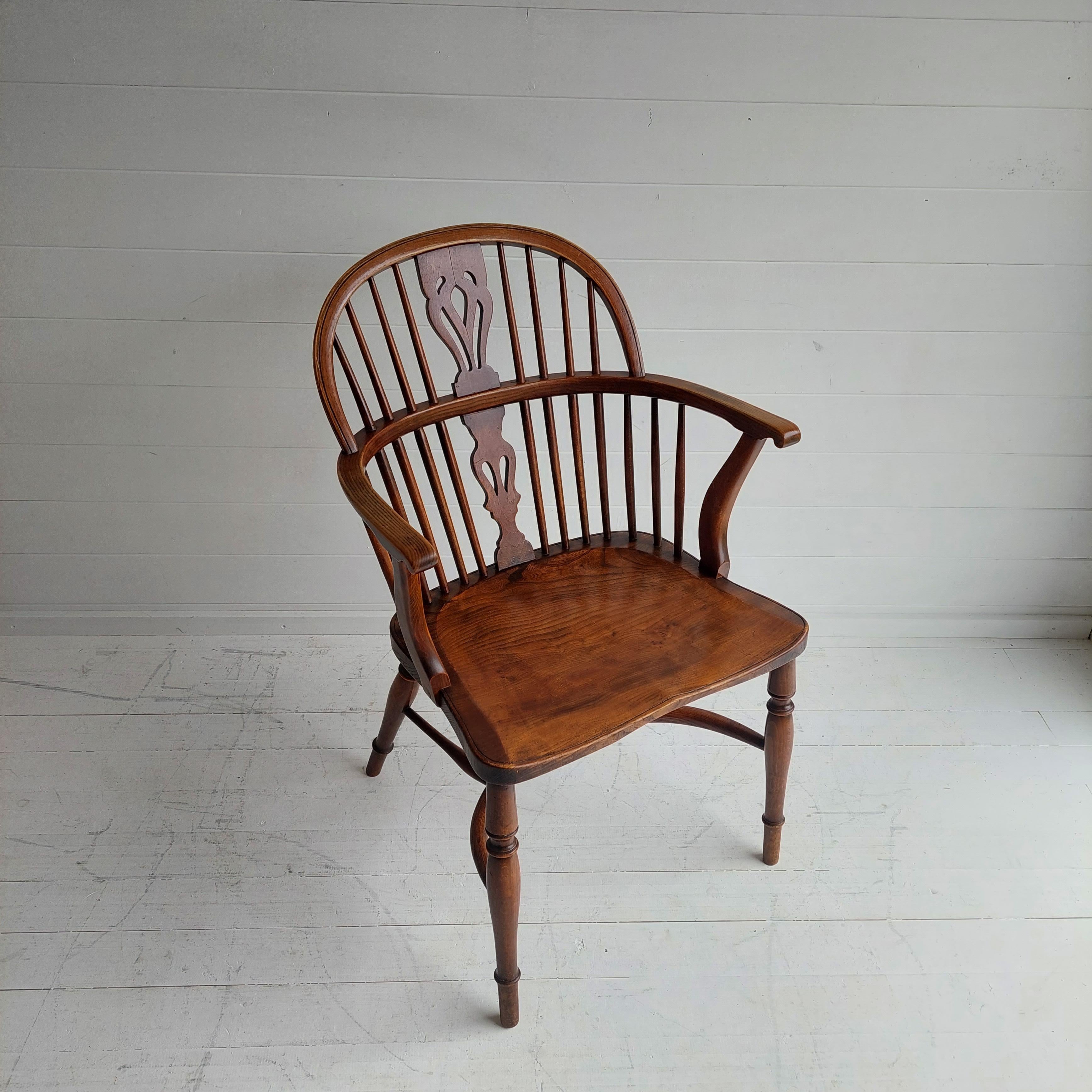 Very attractive elm windsor chair
A magnificent early 20th Century oak and Elm wood double spindle winsdor armchair.
The shaped seat raised on turned splayed legs united by a cow horn stretchers and featuring a splat in the backrest.
England,