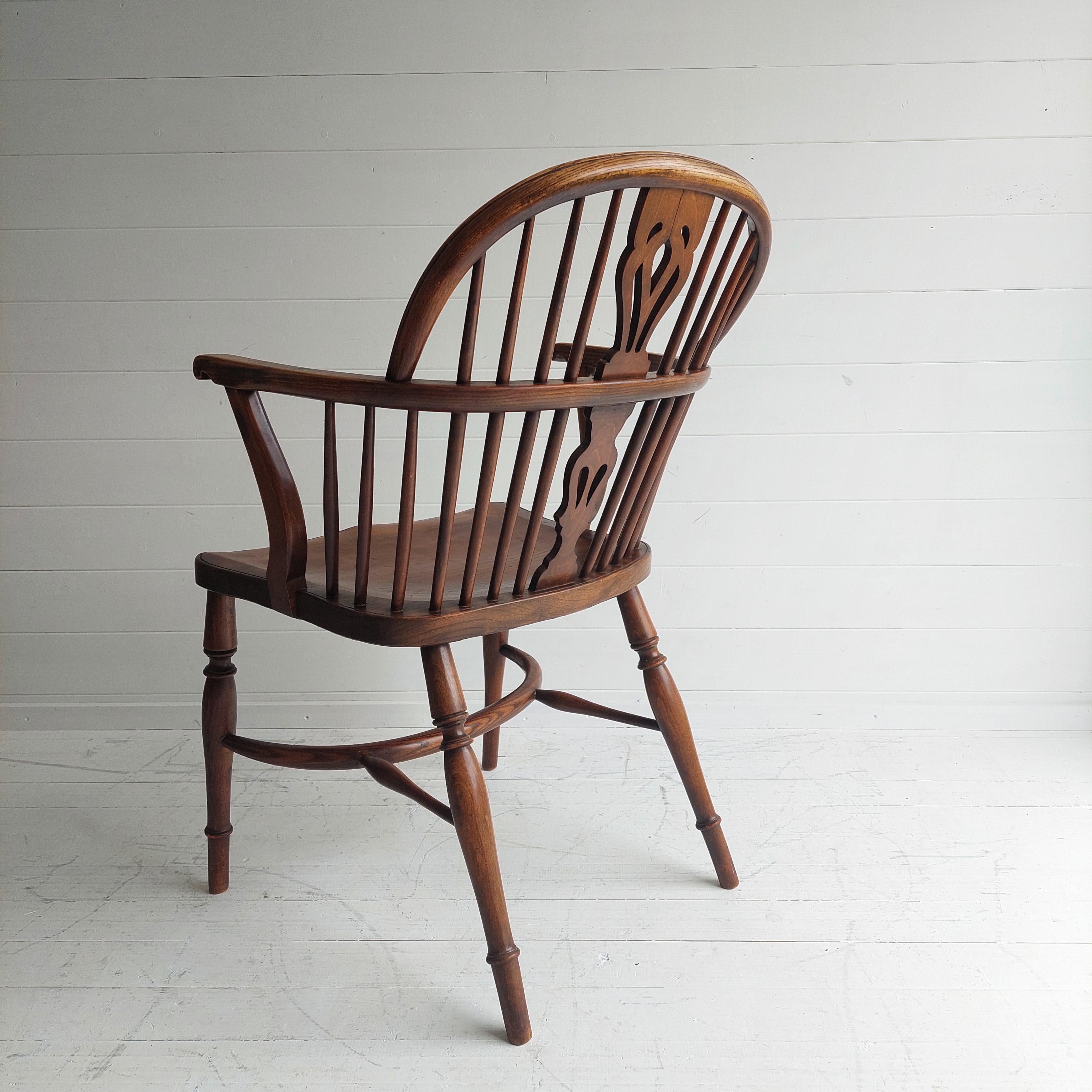 English Georgian Elm Windsor Armchair Double Bow Spindle Back, 1900s In Good Condition For Sale In Leamington Spa, GB