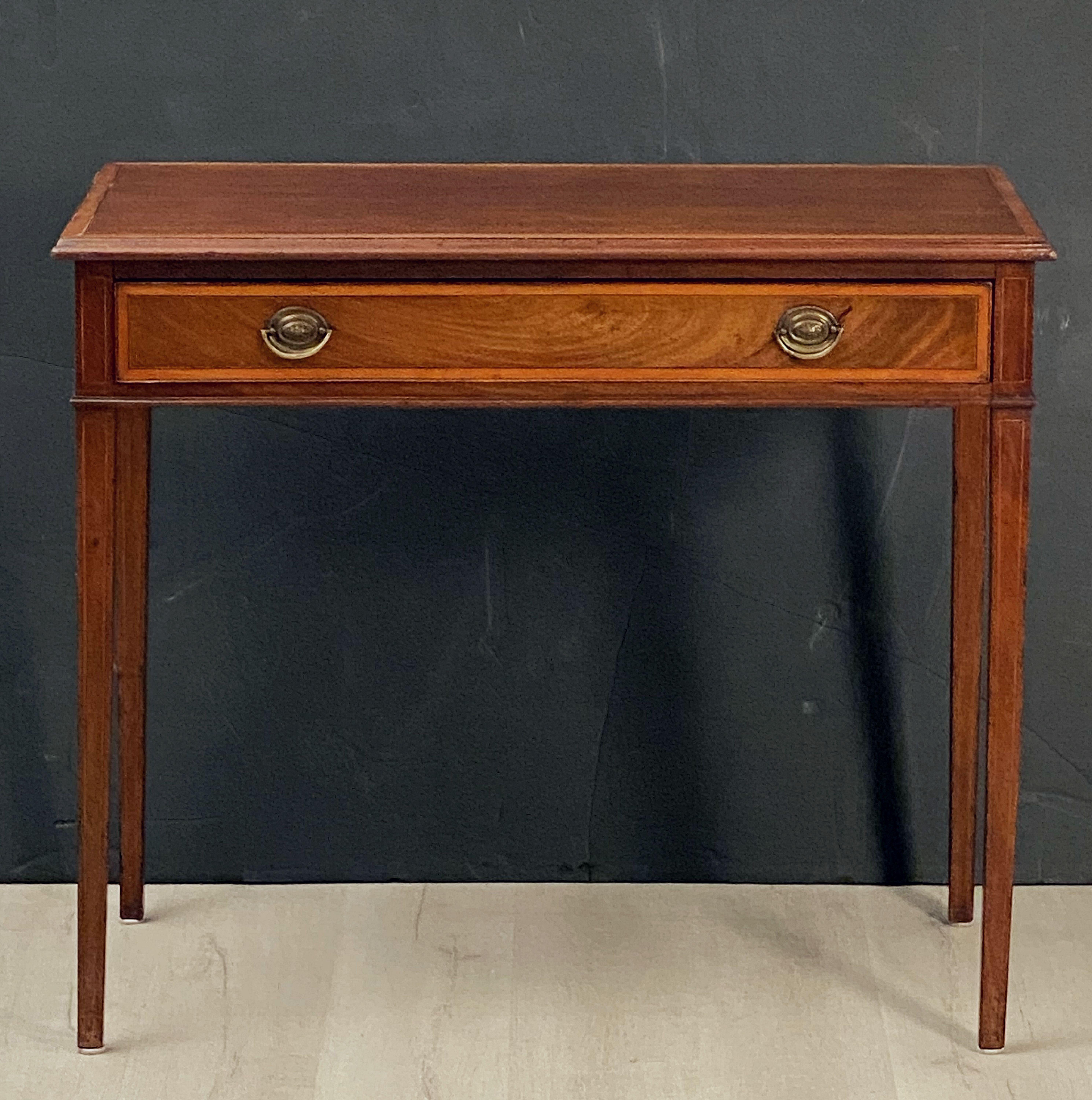 English Georgian Era Desk or Writing Table of Mahogany and Satinwood In Good Condition In Austin, TX