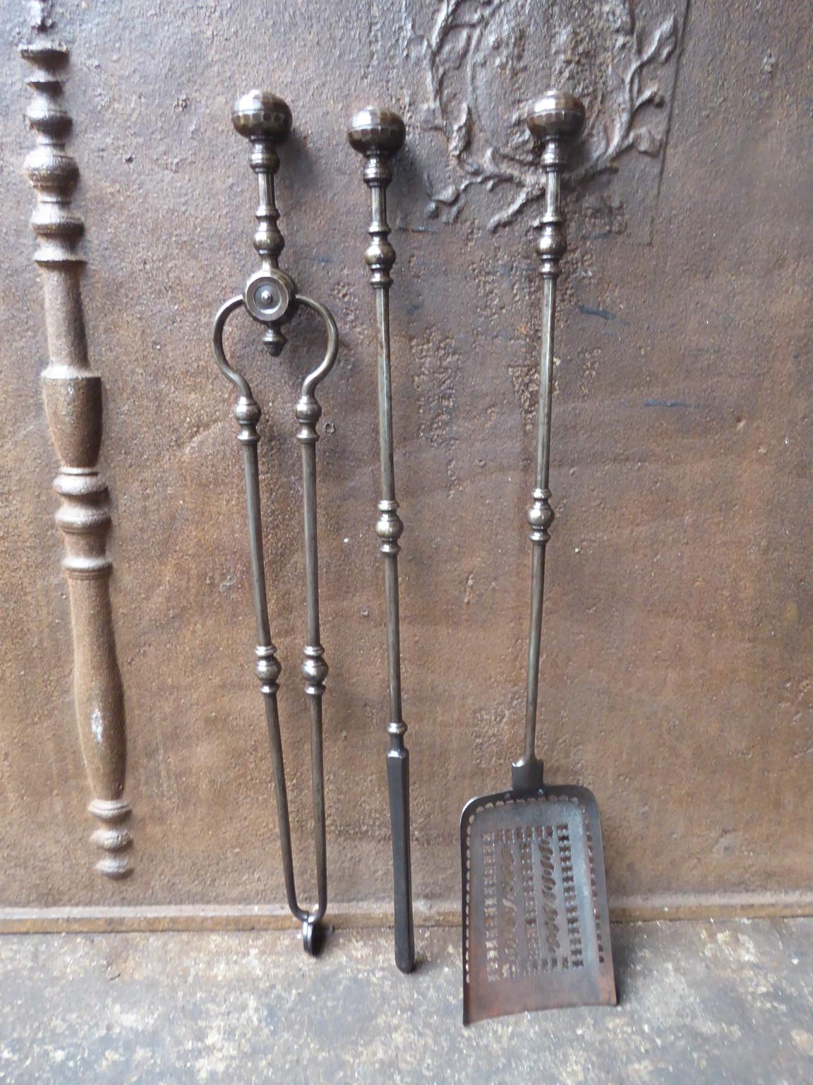 Set of three English Georgian fireplace tools made of wrought iron with a brass detail on top, late 18th or early 19th century. The fire tool set is in a good condition and is fully functional.








 