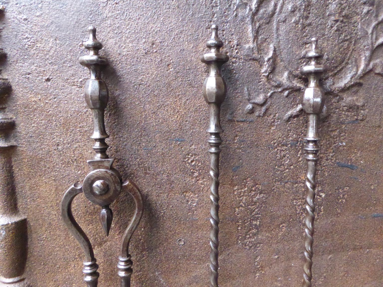 Ensemble de trois outils de cheminée de style géorgien anglais en fer forgé. Fin du 18e ou début du 19e siècle. L'ensemble d'outils d'incendie est en bon état et est entièrement fonctionnel.








 