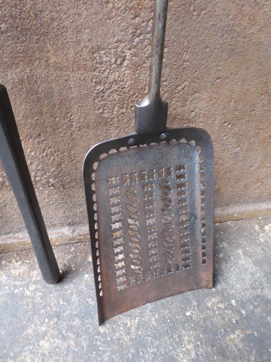 Britannique Ensemble d'outils de cheminée géorgiens anglais ou de fers à repasser, 18e-19e siècle en vente