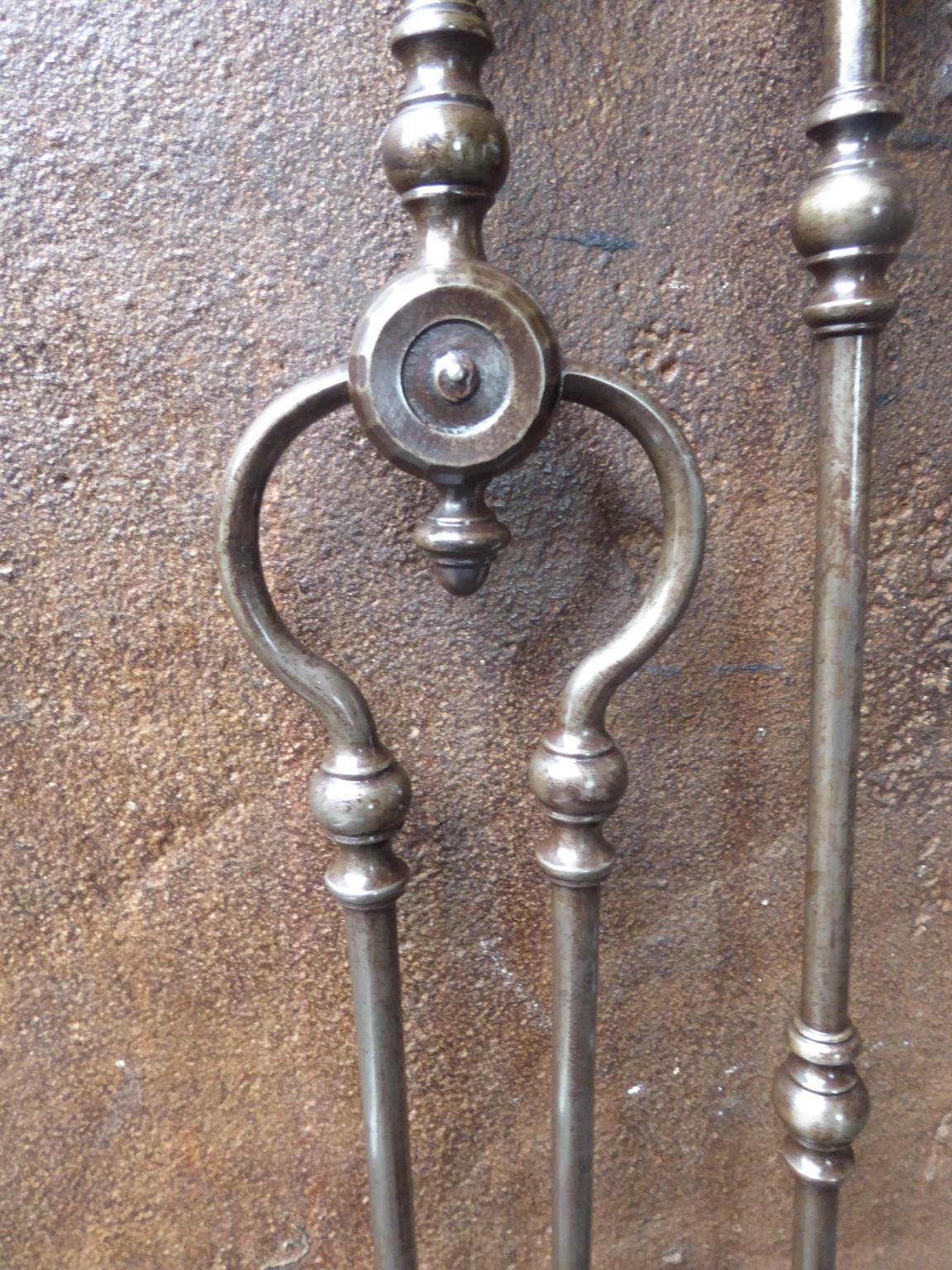 Forgé Ensemble d'outils de cheminée géorgiens anglais ou de fers à repasser, 18e-19e siècle en vente