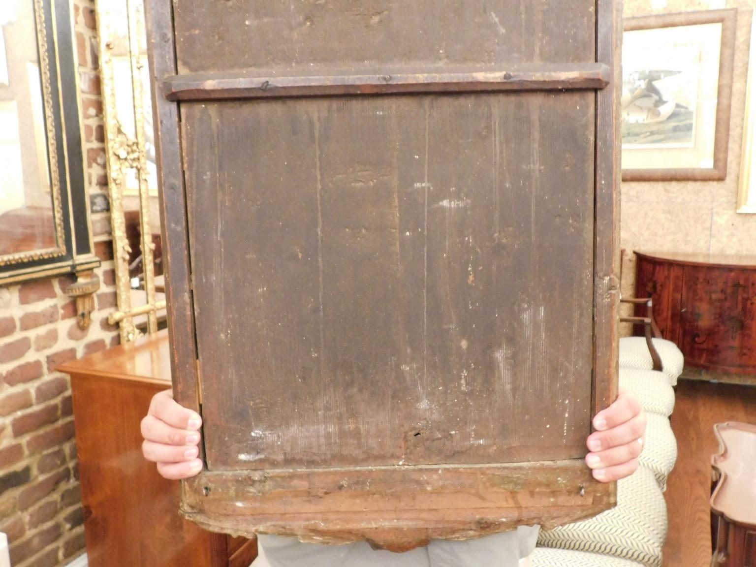 English Georgian Foliage Crest Medallion Gilt Wood Beveled Wall Mirror, C. 1750 For Sale 4