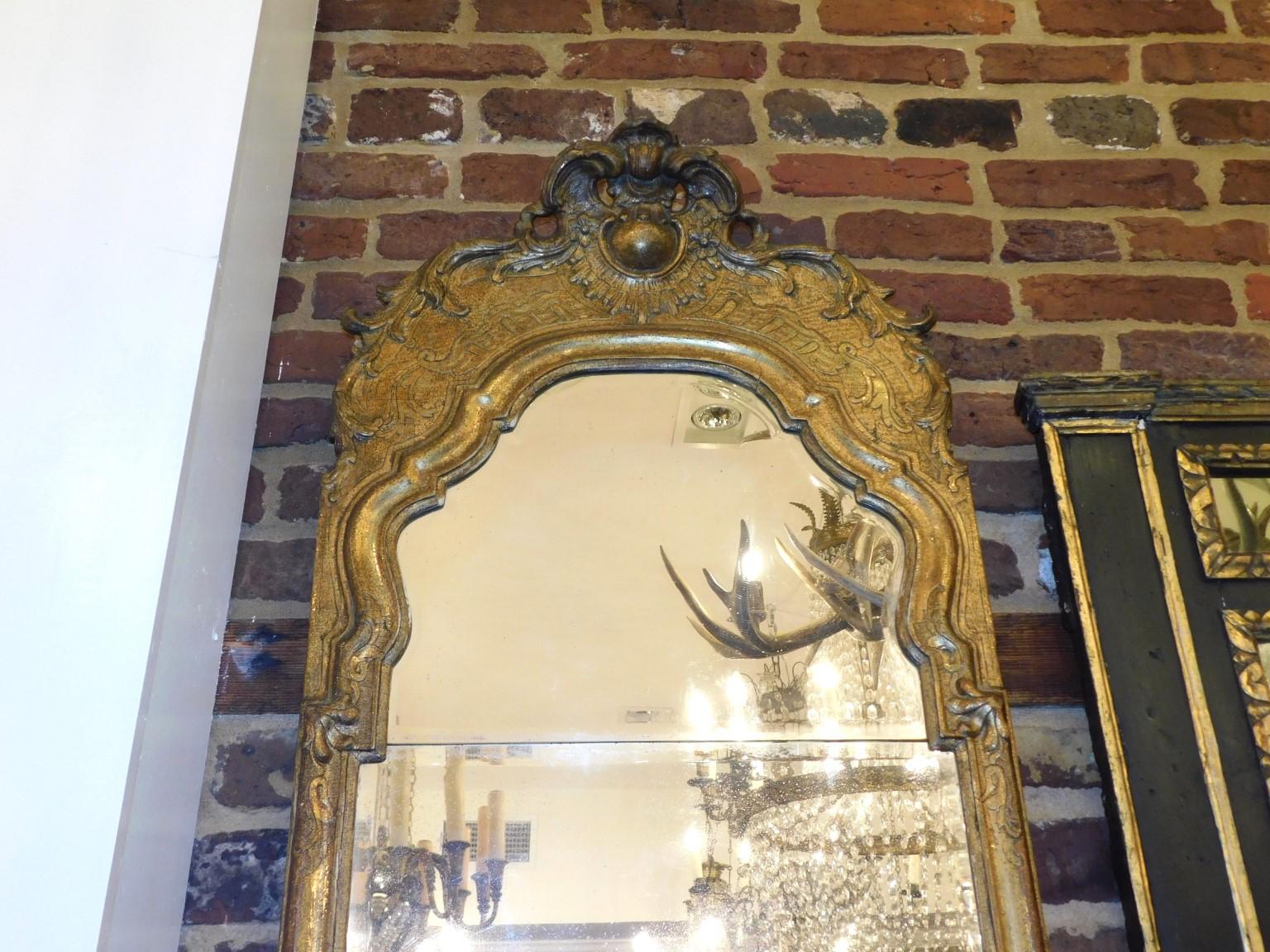 Hand-Carved English Georgian Foliage Crest Medallion Gilt Wood Beveled Wall Mirror, C. 1750 For Sale