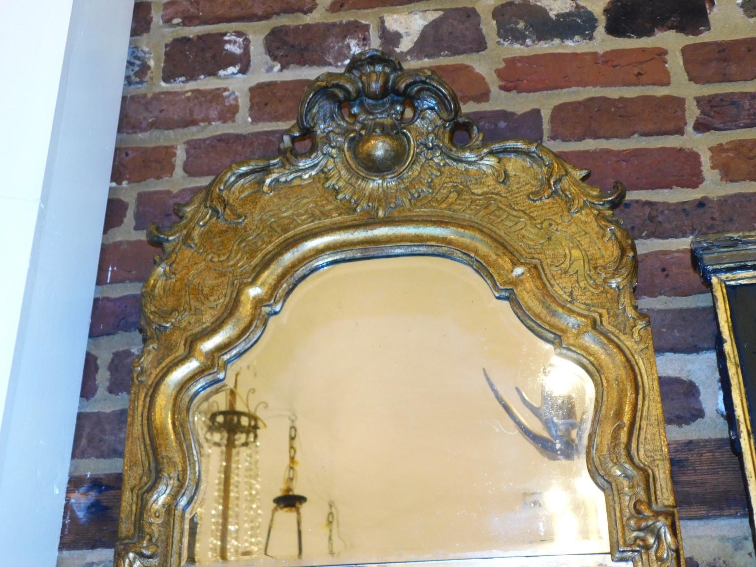 English Georgian Foliage Crest Medallion Gilt Wood Beveled Wall Mirror, C. 1750 In Excellent Condition For Sale In Charleston, SC