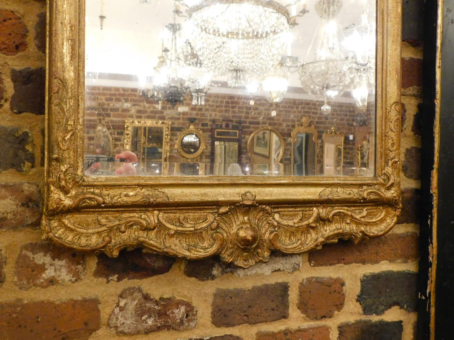 English Georgian Foliage Crest Medallion Gilt Wood Beveled Wall Mirror, C. 1750 For Sale 1