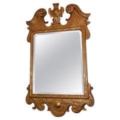 Miroir mural géorgien anglais, crête de feuillage, bois doré et gesso biseauté, vers 1770