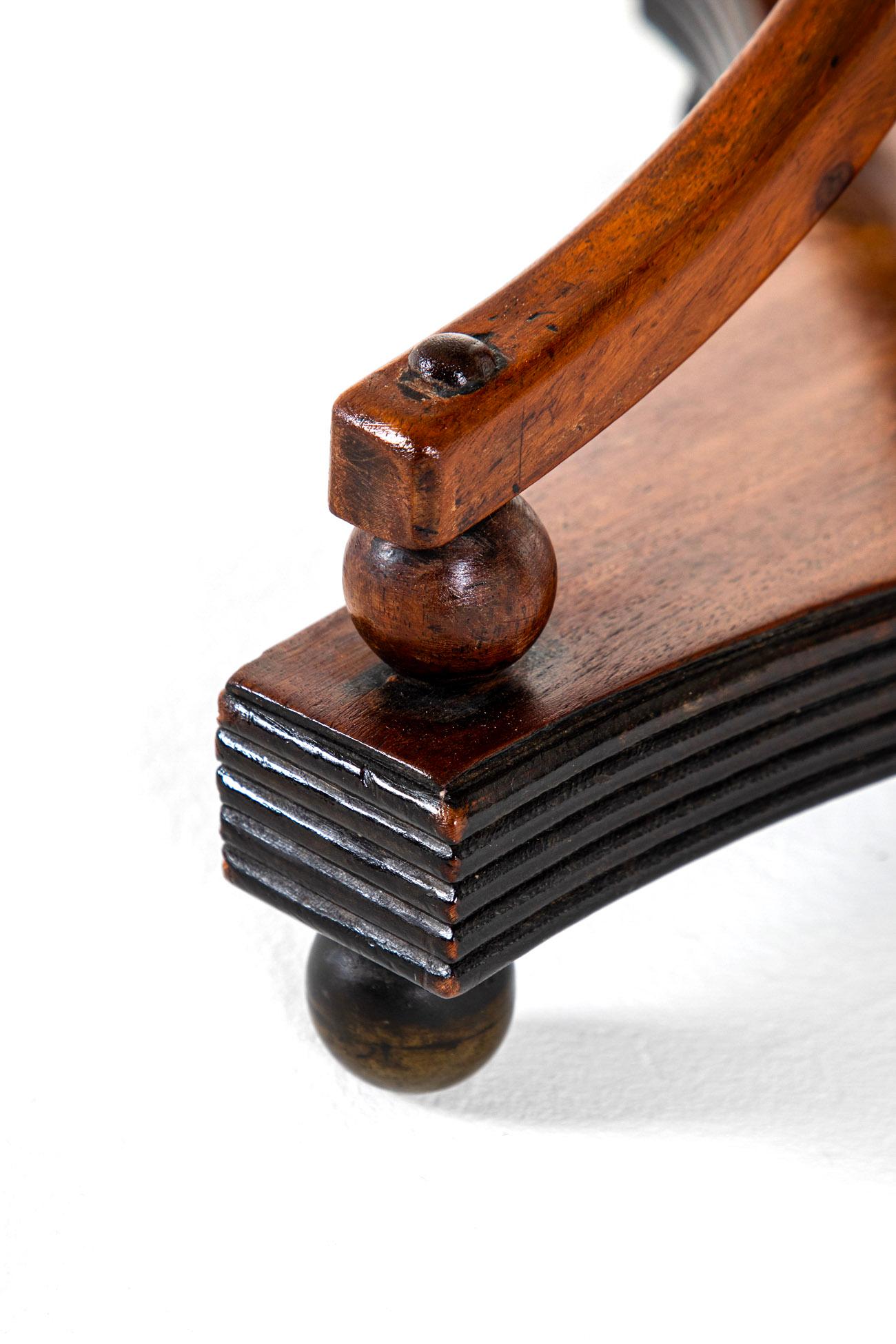 Table à boissons en bois fruitier de style géorgien anglais en vente 2