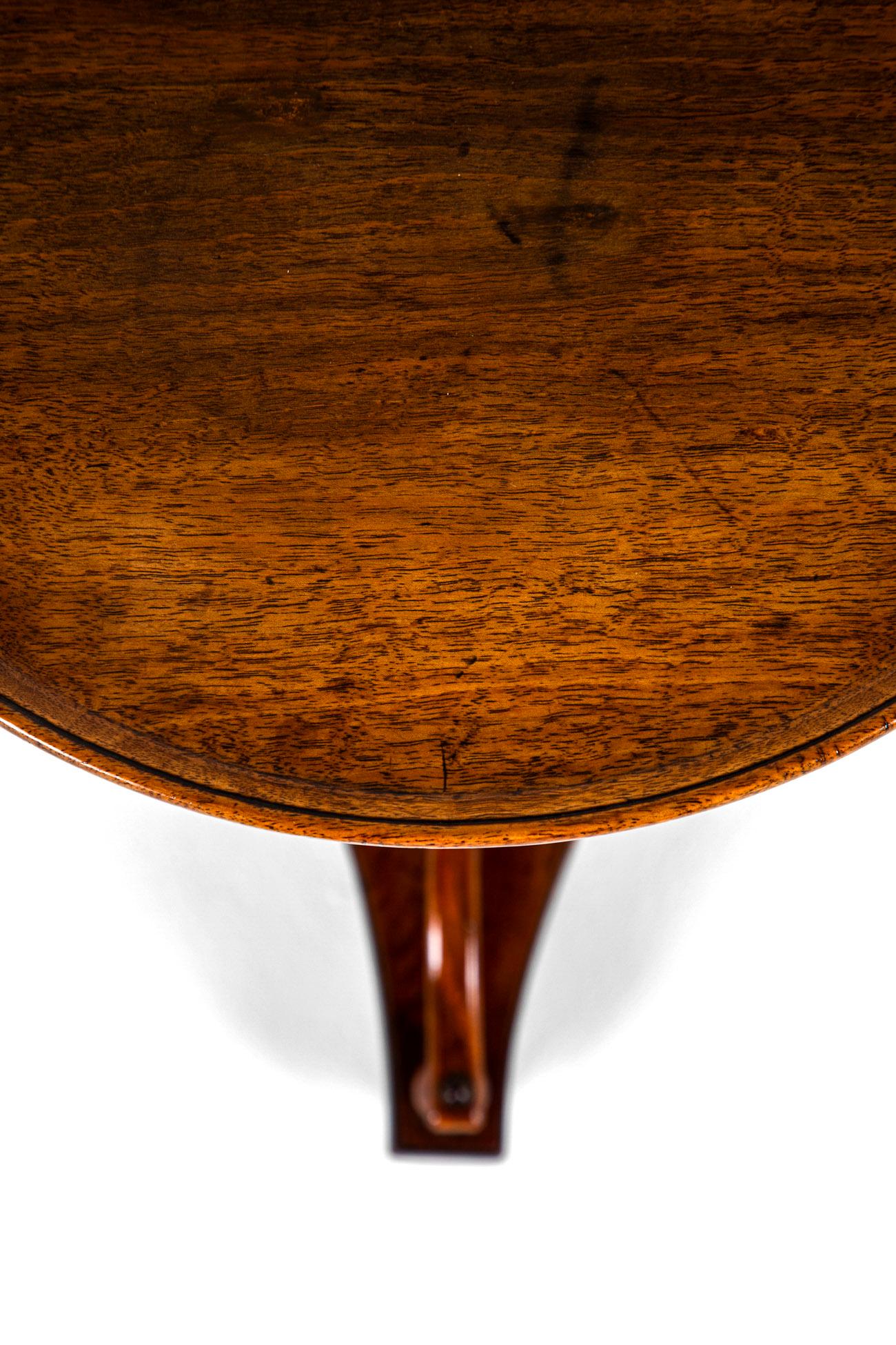 Table à boissons en bois fruitier de style géorgien anglais en vente 4