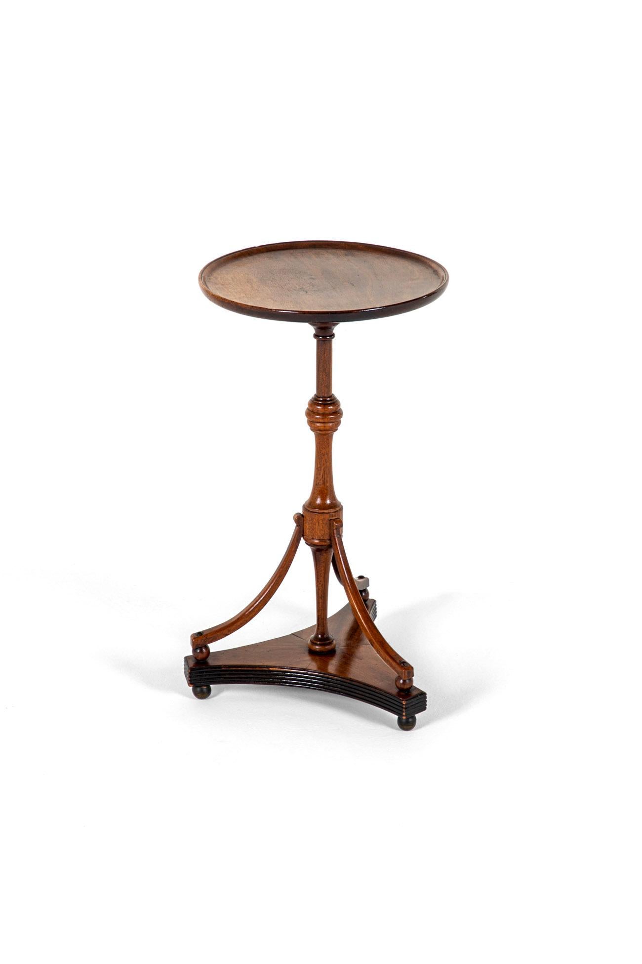 Magnifique table d'appoint ou table �à boissons géorgienne du début du 19e siècle, de forme réduite.

La table a un plateau circulaire en acajou surmonté d'une colonne tournée avec trois supports à ébrasement vers le bas, terminés par des extrémités