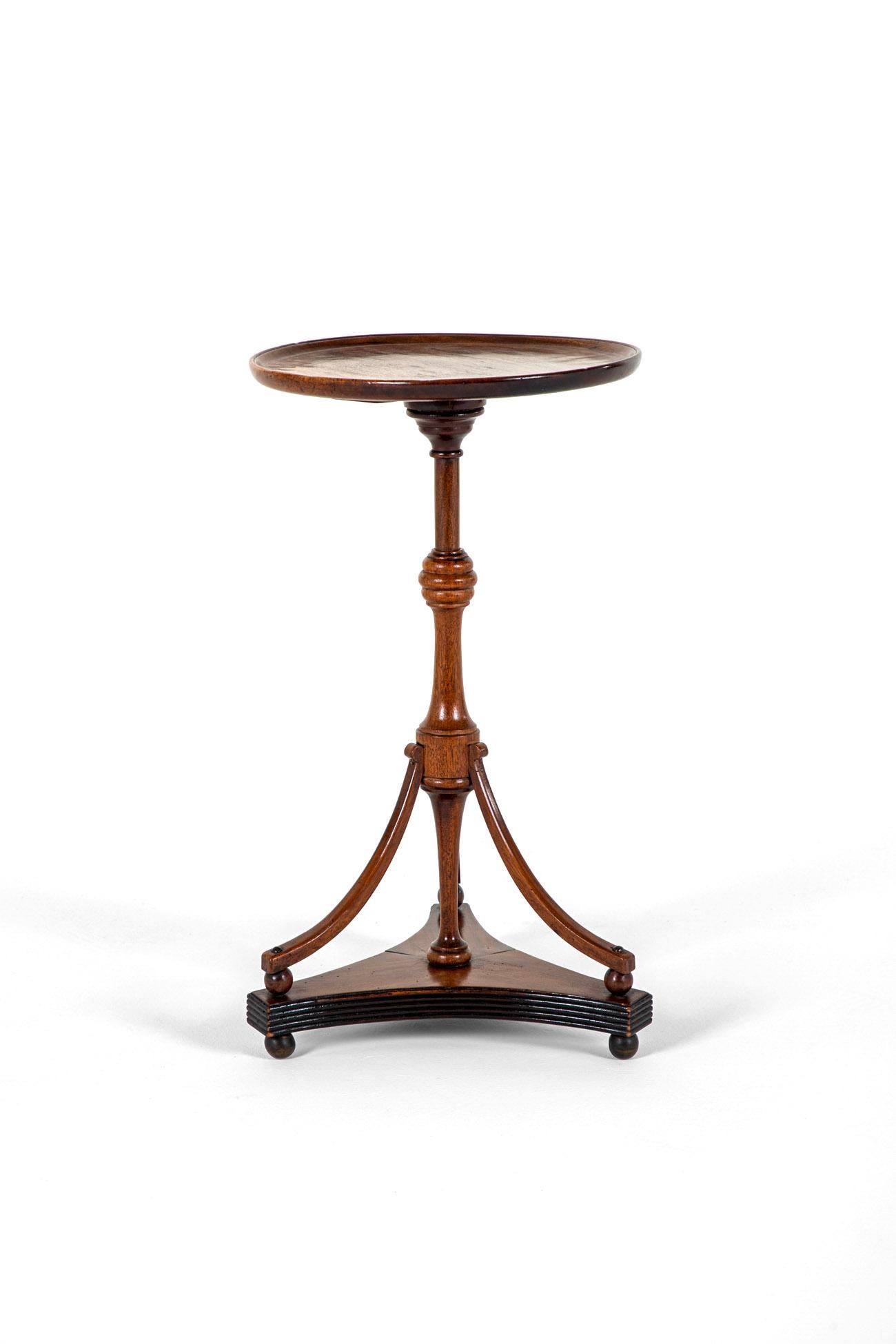 Georgien Table à boissons en bois fruitier de style géorgien anglais en vente