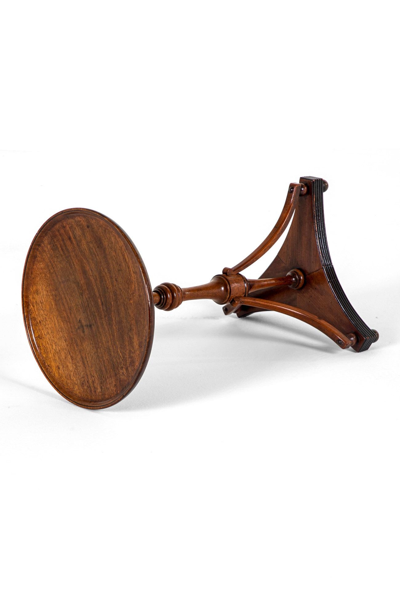 Britannique Table à boissons en bois fruitier de style géorgien anglais en vente