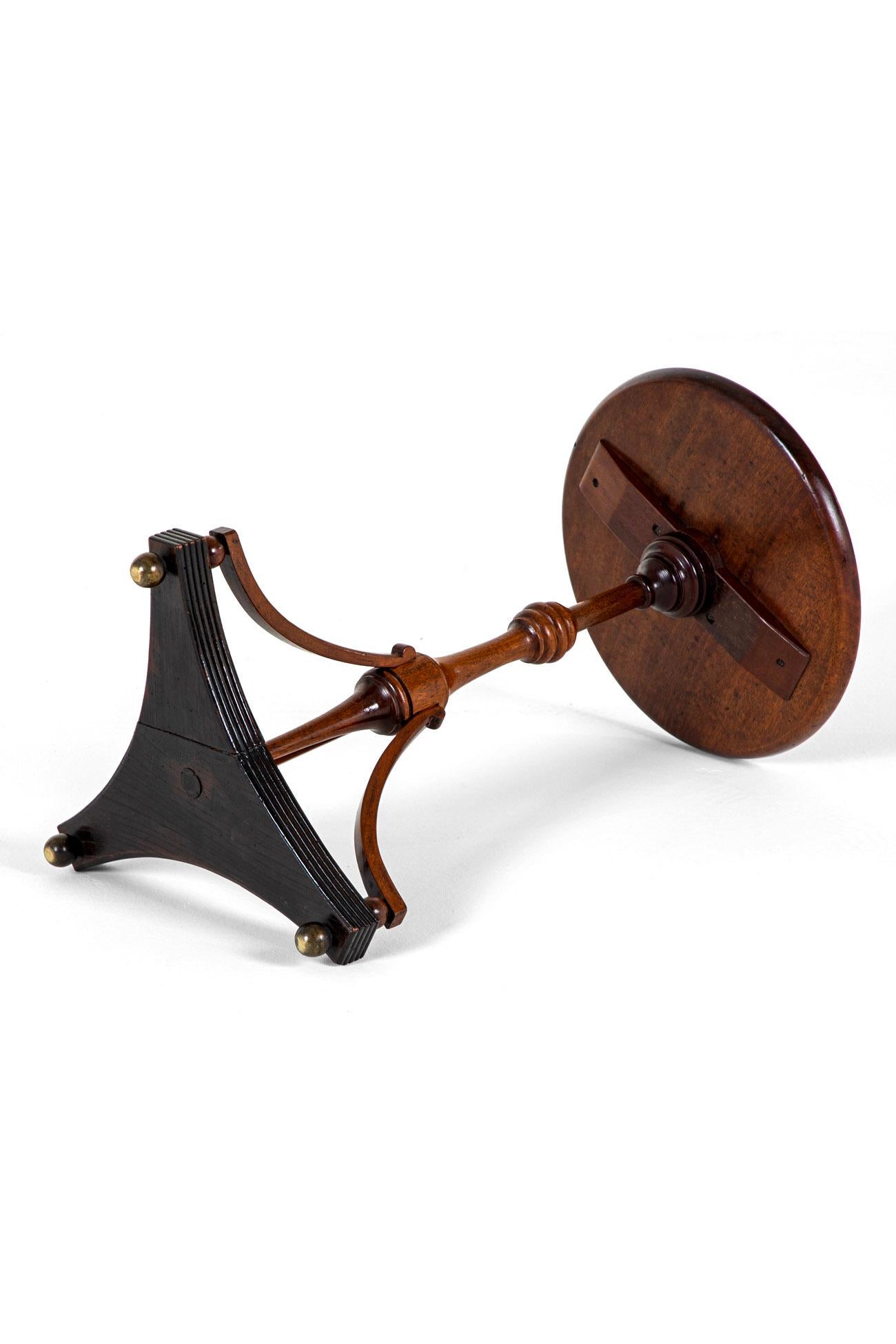 Sculpté à la main Table à boissons en bois fruitier de style géorgien anglais en vente