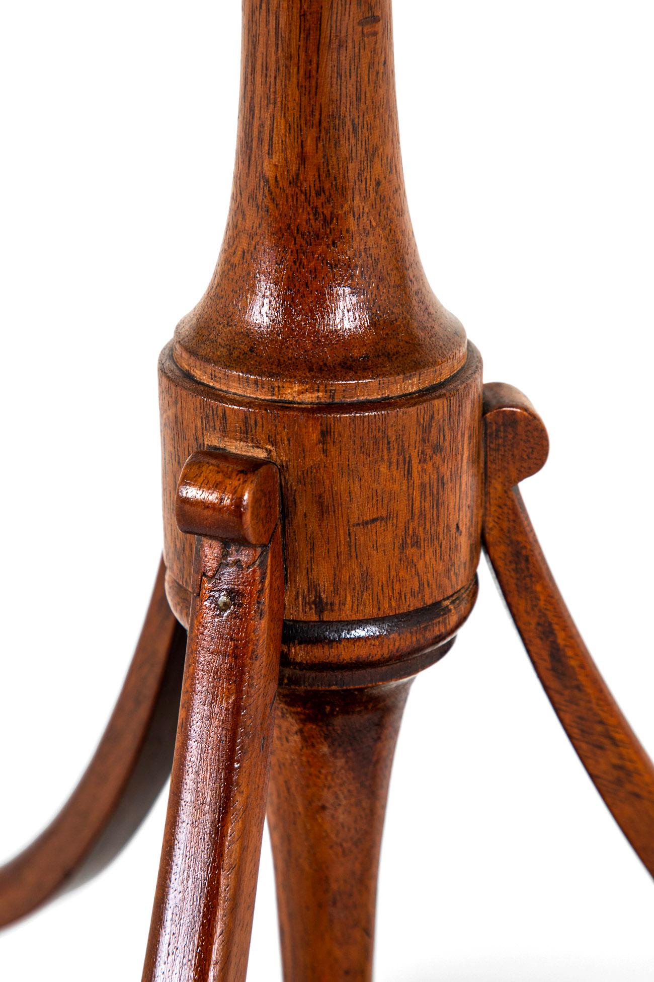 Table à boissons en bois fruitier de style géorgien anglais en vente 1