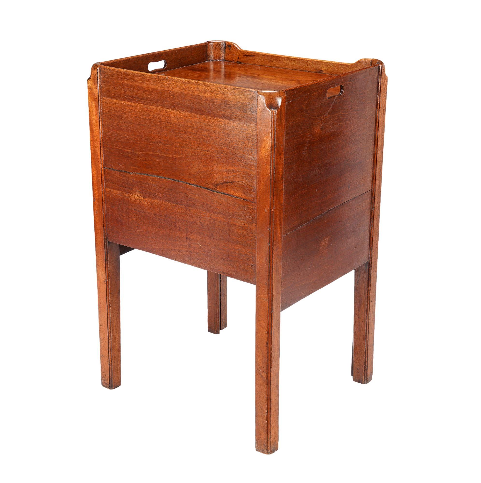 Commodino georgiano inglese con piano d'appoggio a galleria, 1790-1810 ca. in vendita 3