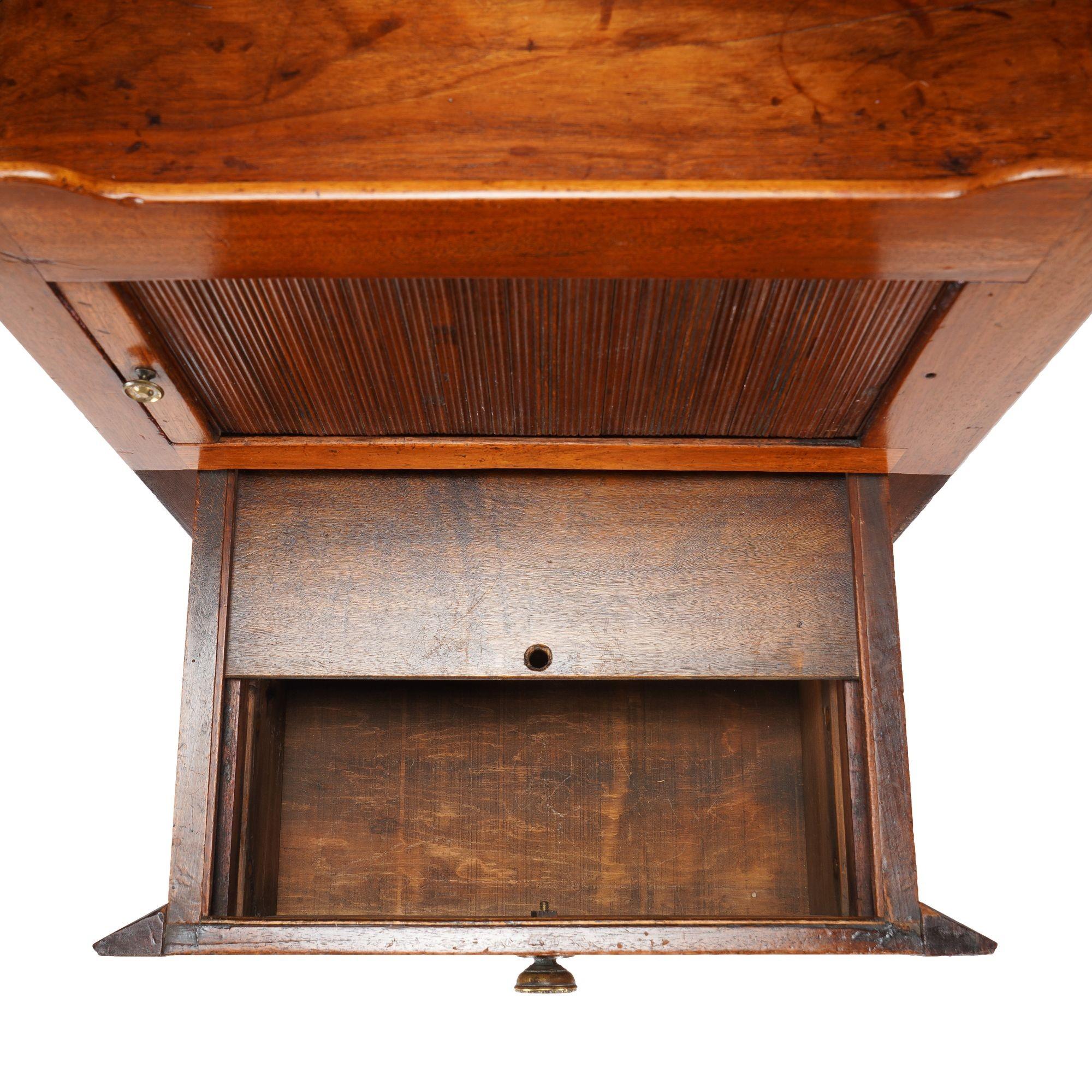 Commodino georgiano inglese con piano d'appoggio a galleria, 1790-1810 ca. in vendita 5