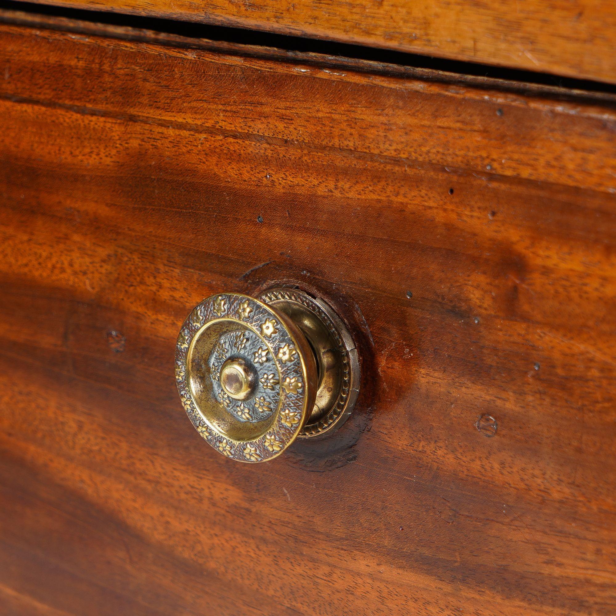 Commodino georgiano inglese con piano d'appoggio a galleria, 1790-1810 ca. in vendita 7
