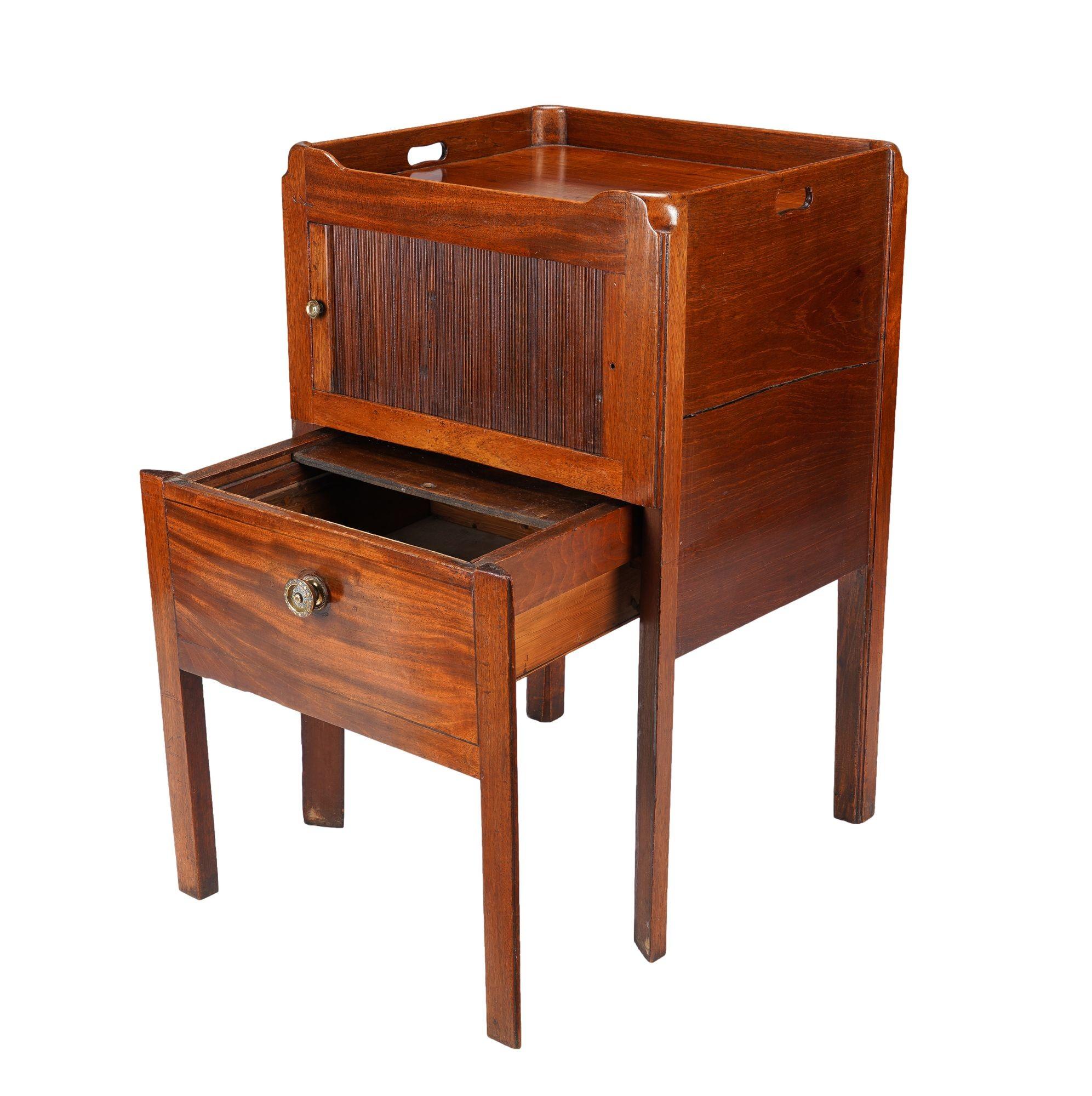 Fine XVIII secolo Commodino georgiano inglese con piano d'appoggio a galleria, 1790-1810 ca. in vendita