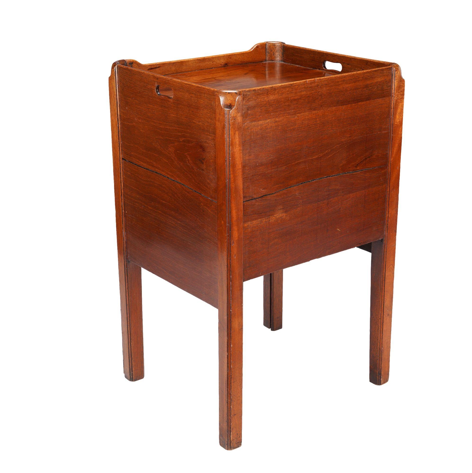 Commodino georgiano inglese con piano d'appoggio a galleria, 1790-1810 ca. in vendita 1