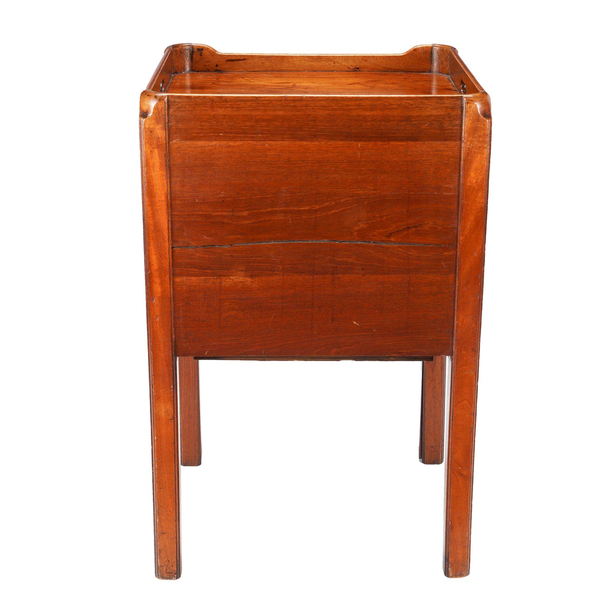 Commodino georgiano inglese con piano d'appoggio a galleria, 1790-1810 ca. in vendita 2