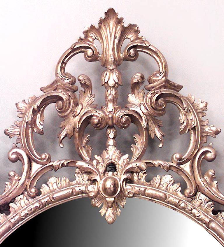 English Georgian-style (18/19th Century) oval giltwood wall mirror with a carved floral and filigree border with two birds on top and a festoon bottom.
