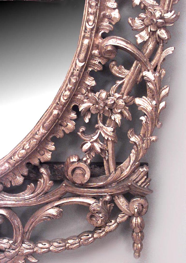 English Georgian Oval Carved Giltwood Filigree Wall Mirror For Sale 1