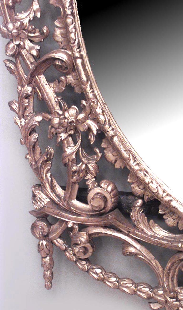 English Georgian Oval Carved Giltwood Filigree Wall Mirror For Sale 2