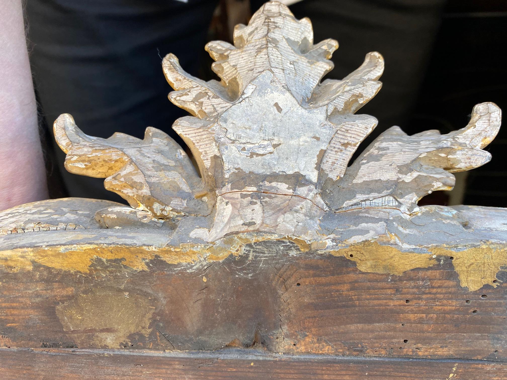 Inglés Georgiano  Espejo sobre repisa de madera dorada en venta 6