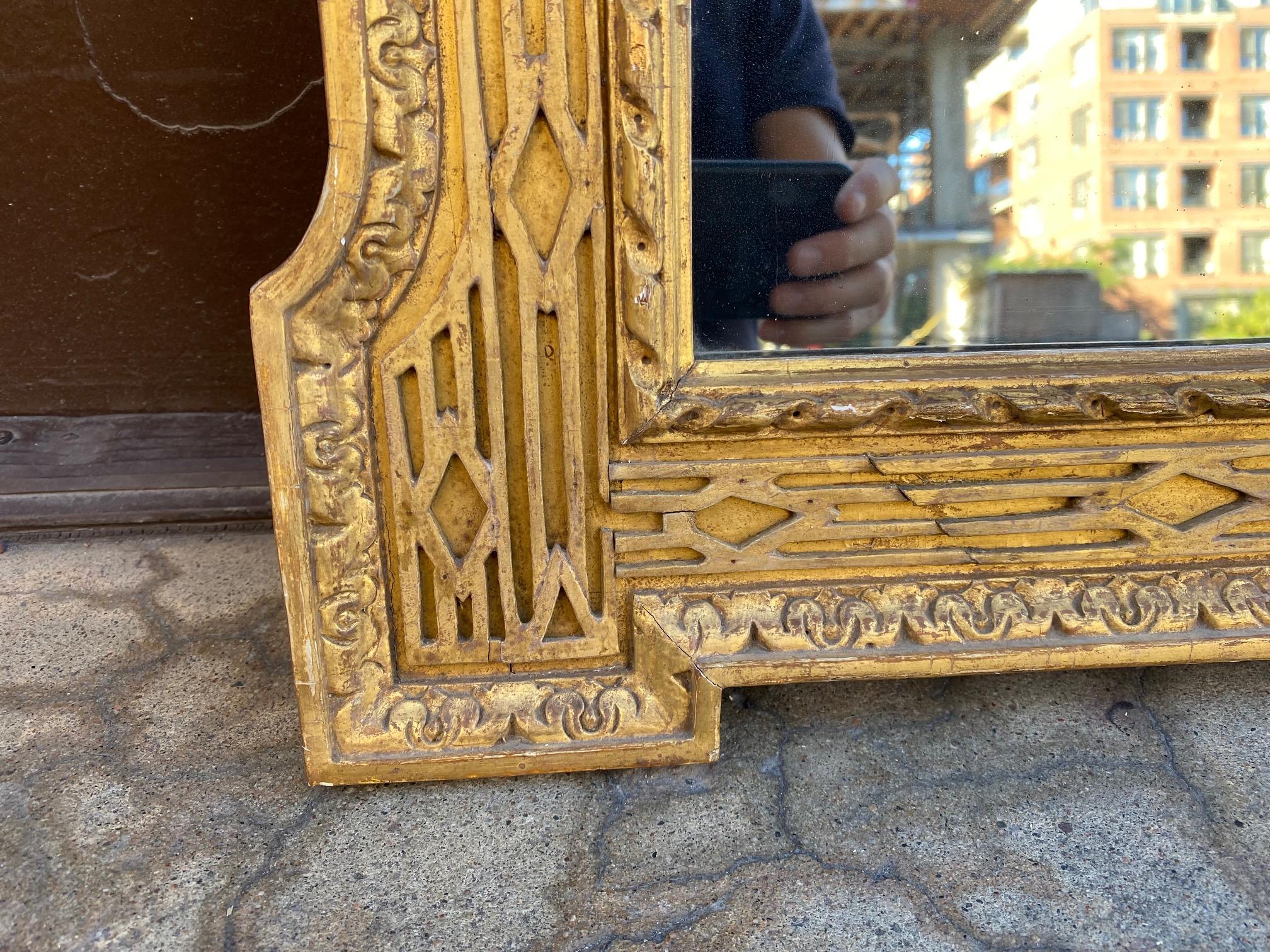 Inglés Georgiano  Espejo sobre repisa de madera dorada en venta 1