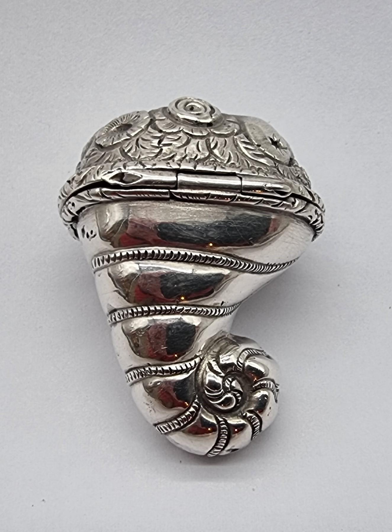 An extremely rare early 19th C Georgian silver vinaigrette modelled as a cornucopia hallmarked for Birmingham and most likely by the silversmith John Bettridge.

This very rare novelty Georgian silver vinaigrette is superbly modelled as a classical